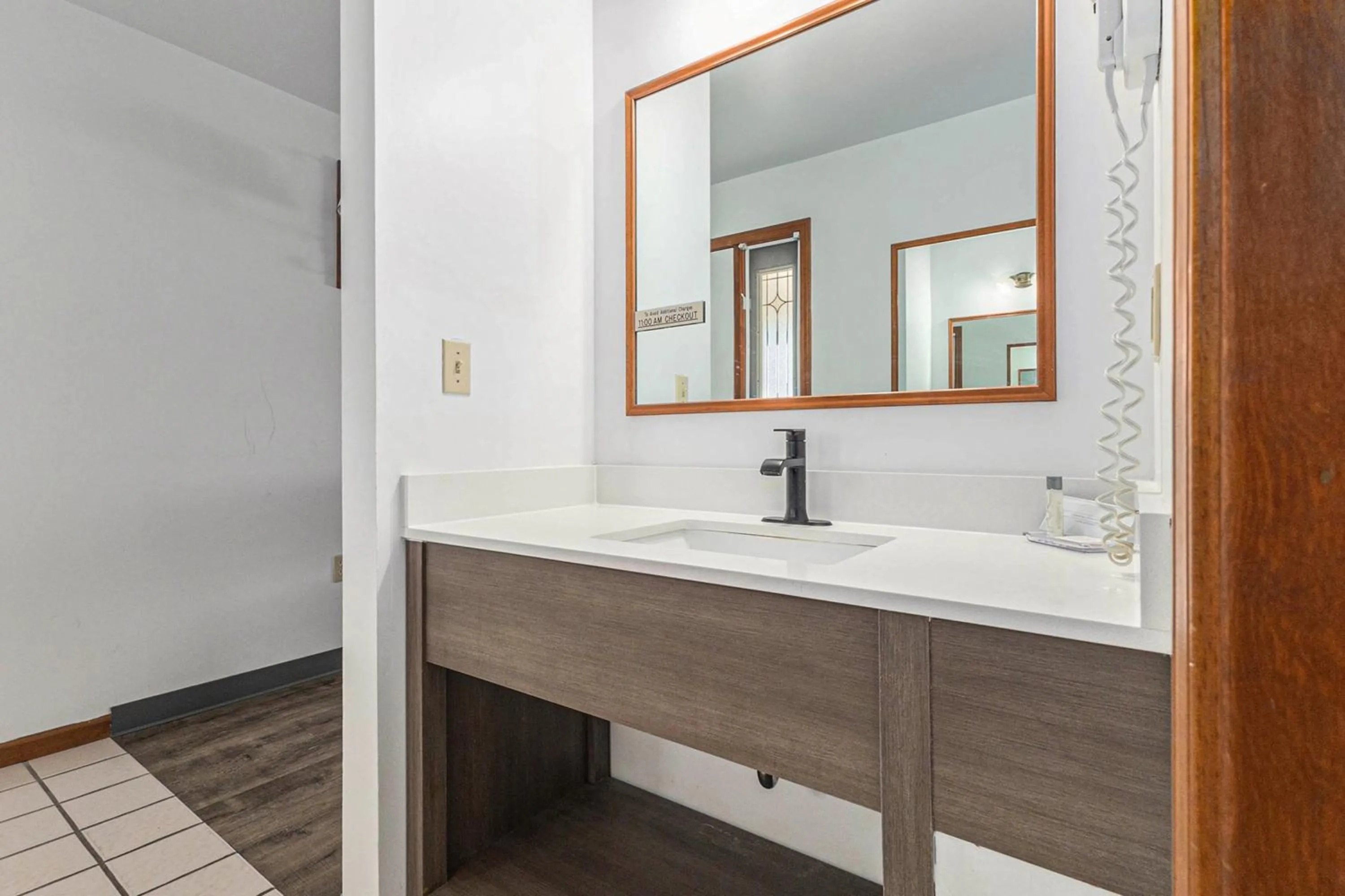 Bathroom in Snyders Shoreline Inn