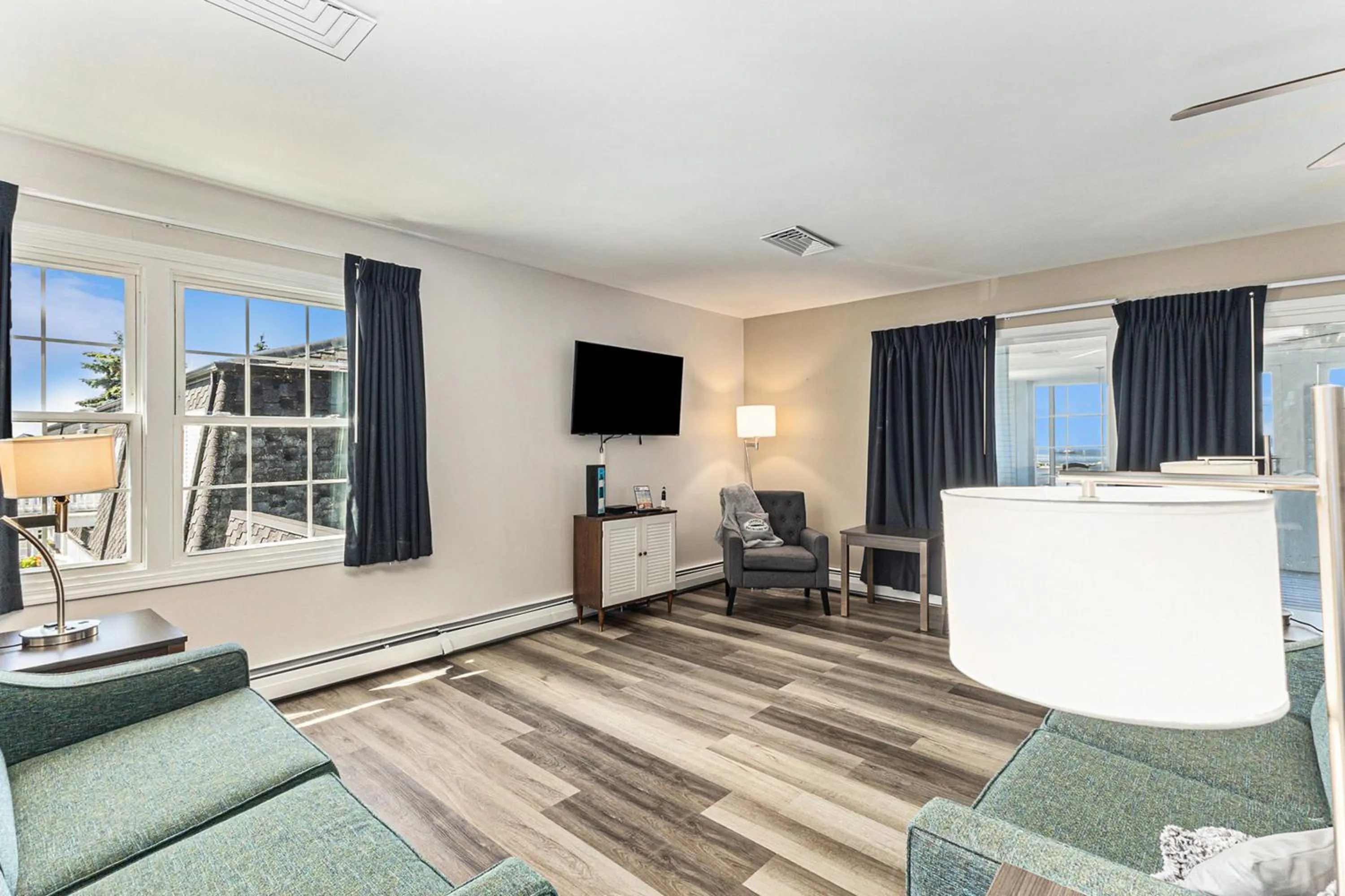 Living room in Snyders Shoreline Inn