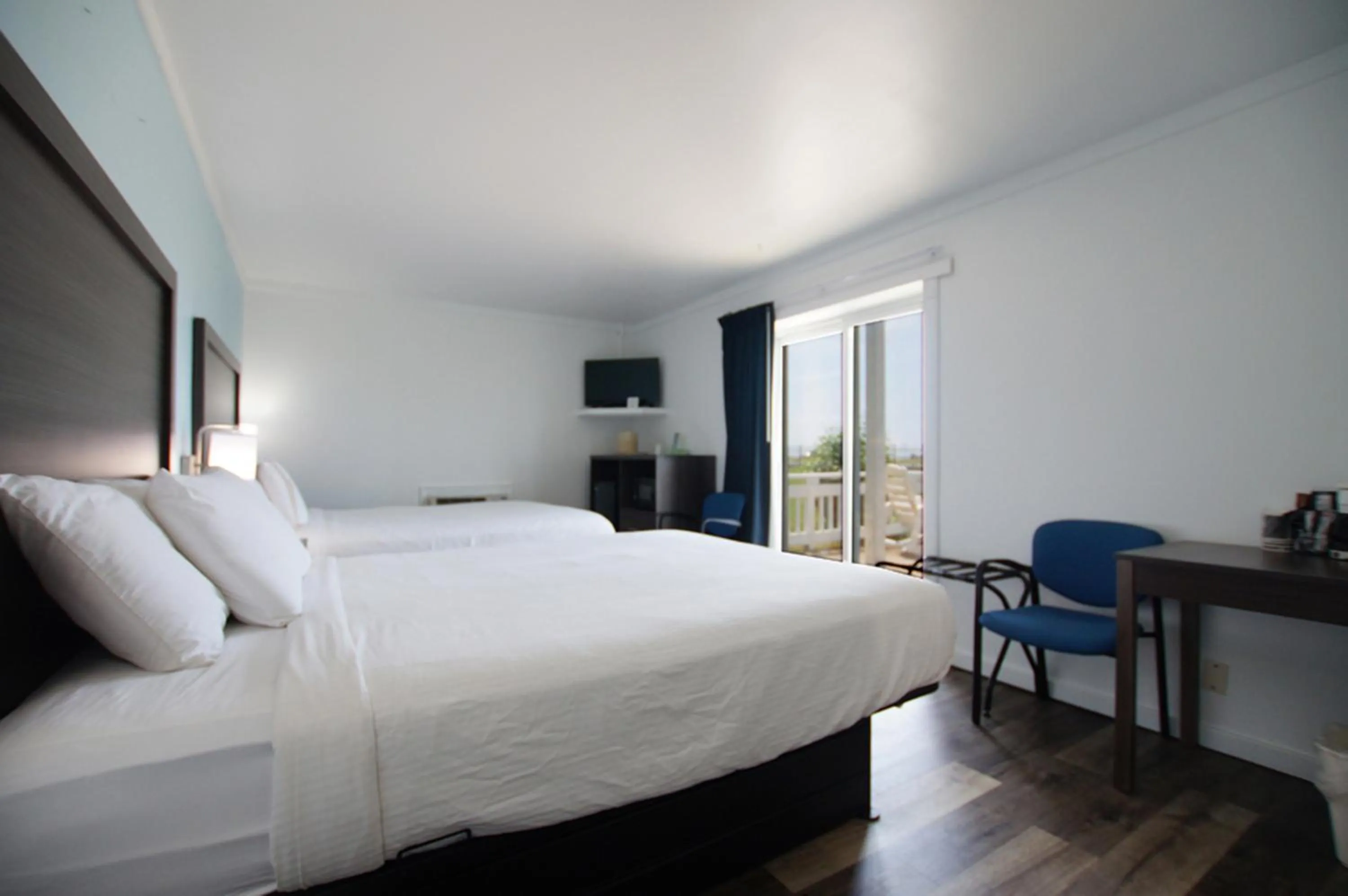 Bed in Snyders Shoreline Inn