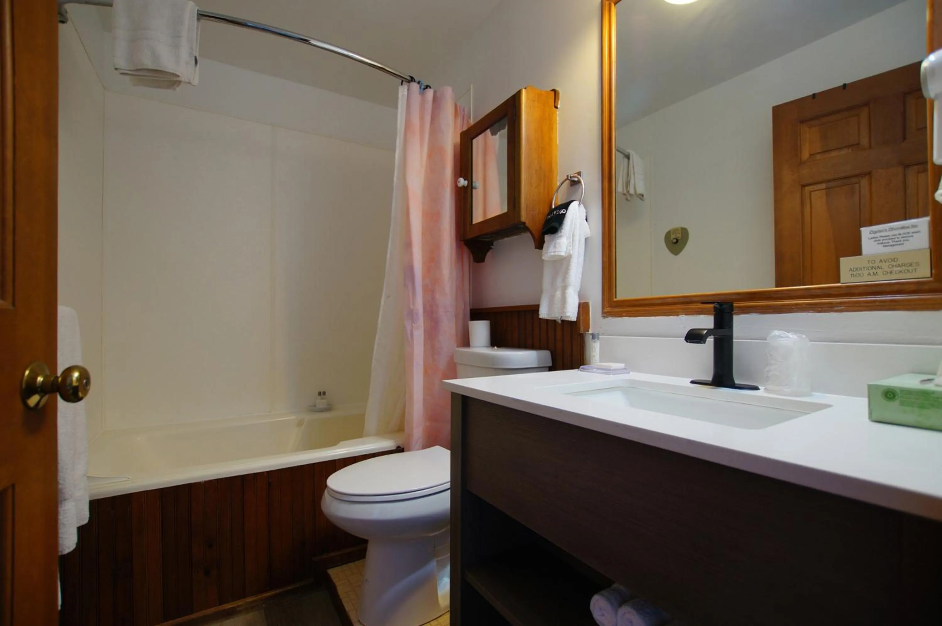 Bathroom in Snyders Shoreline Inn