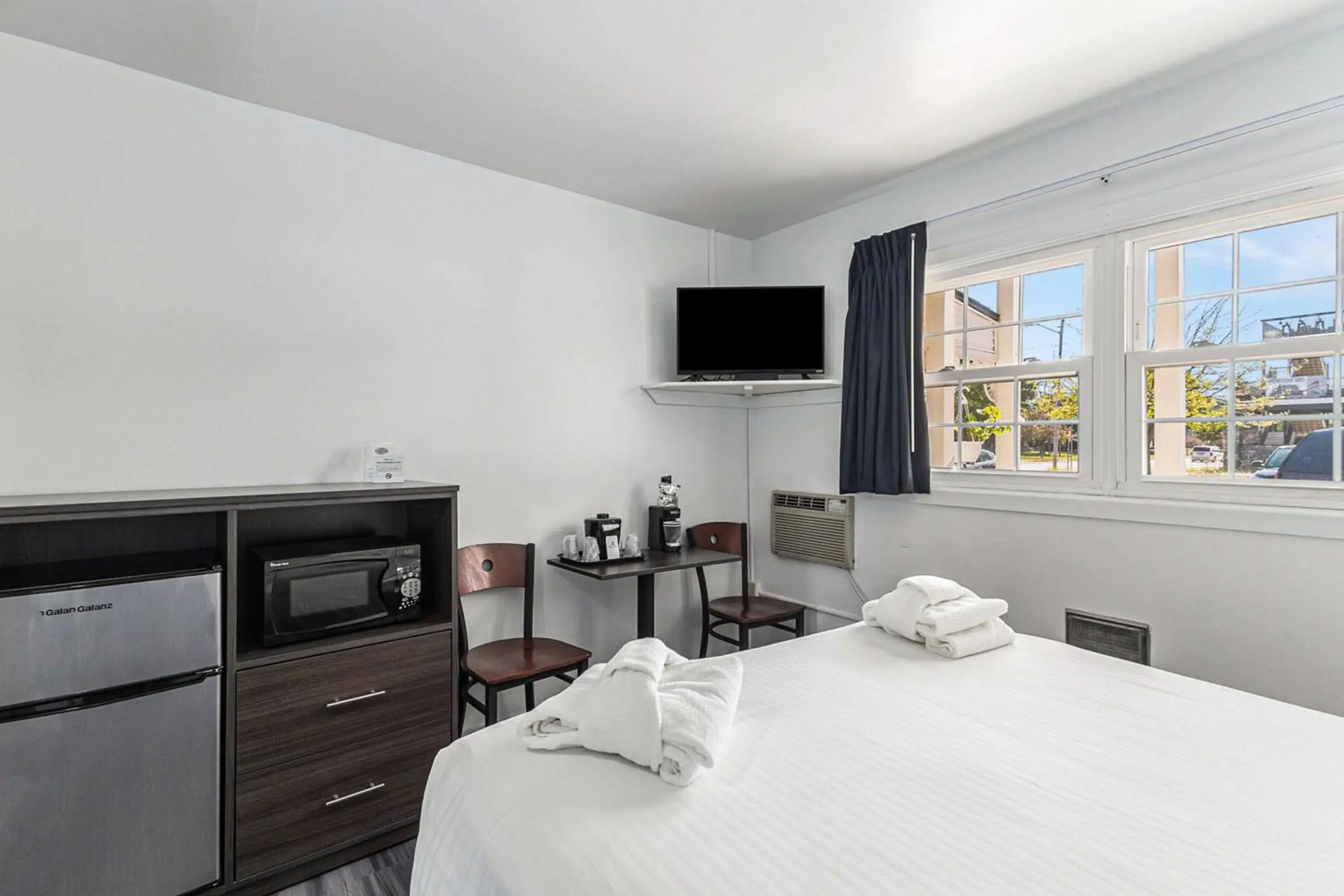 Double Room - Disability Access in Snyders Shoreline Inn Double Room - Disability Access in Snyders Shoreline Inn