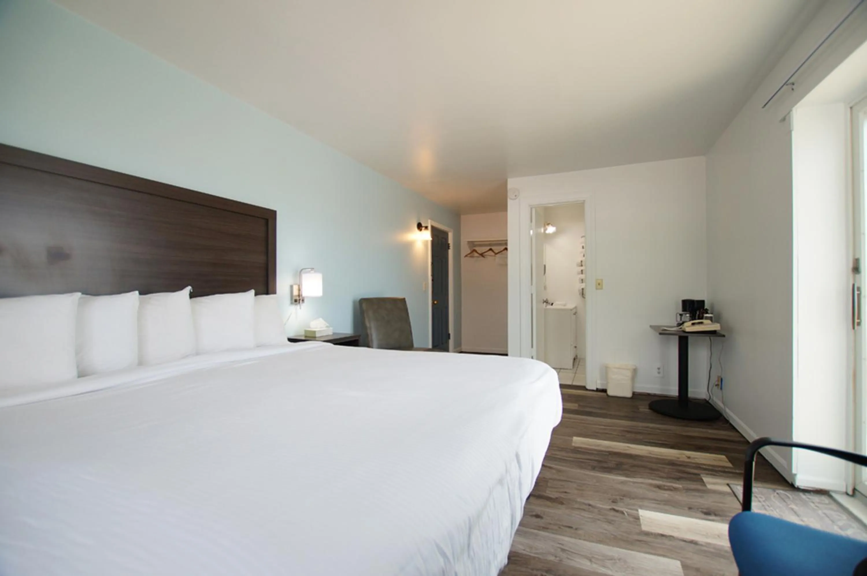 Bed in Snyders Shoreline Inn