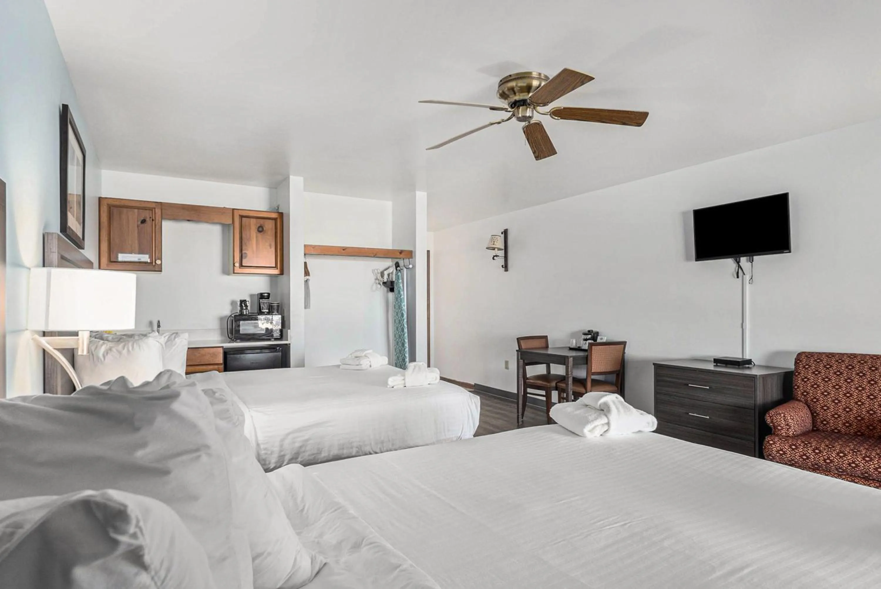 Bed in Snyders Shoreline Inn