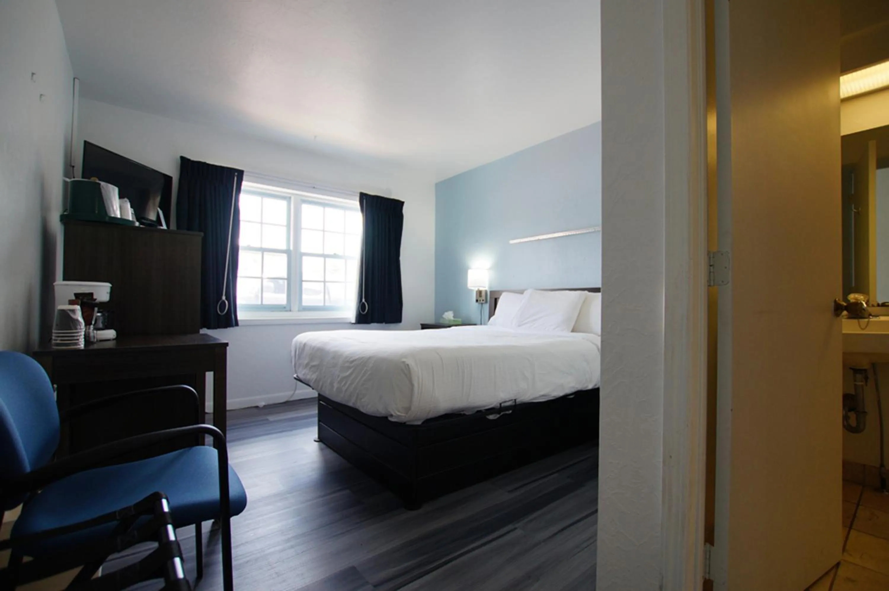 Bed in Snyders Shoreline Inn