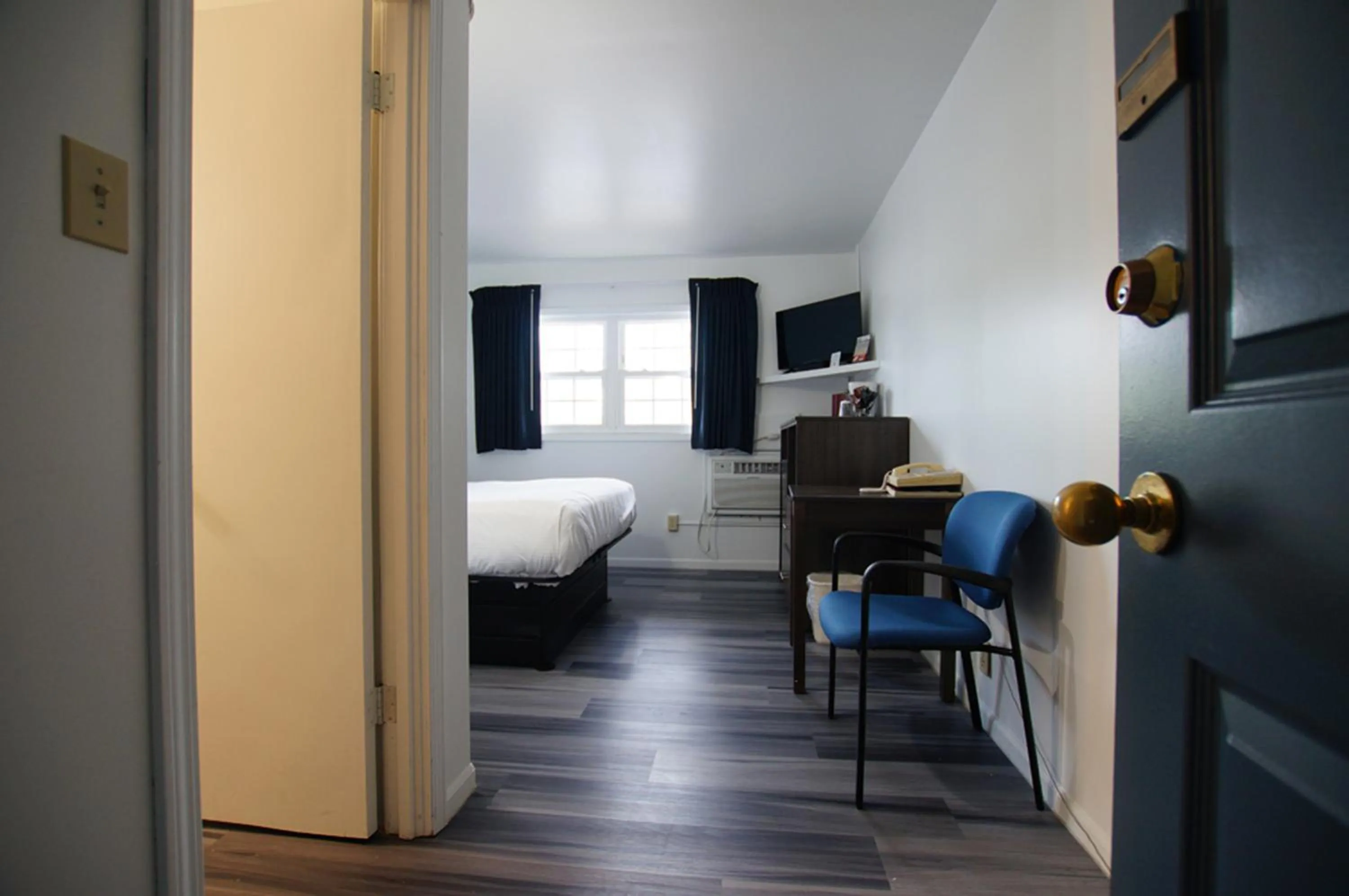 Bed in Snyders Shoreline Inn