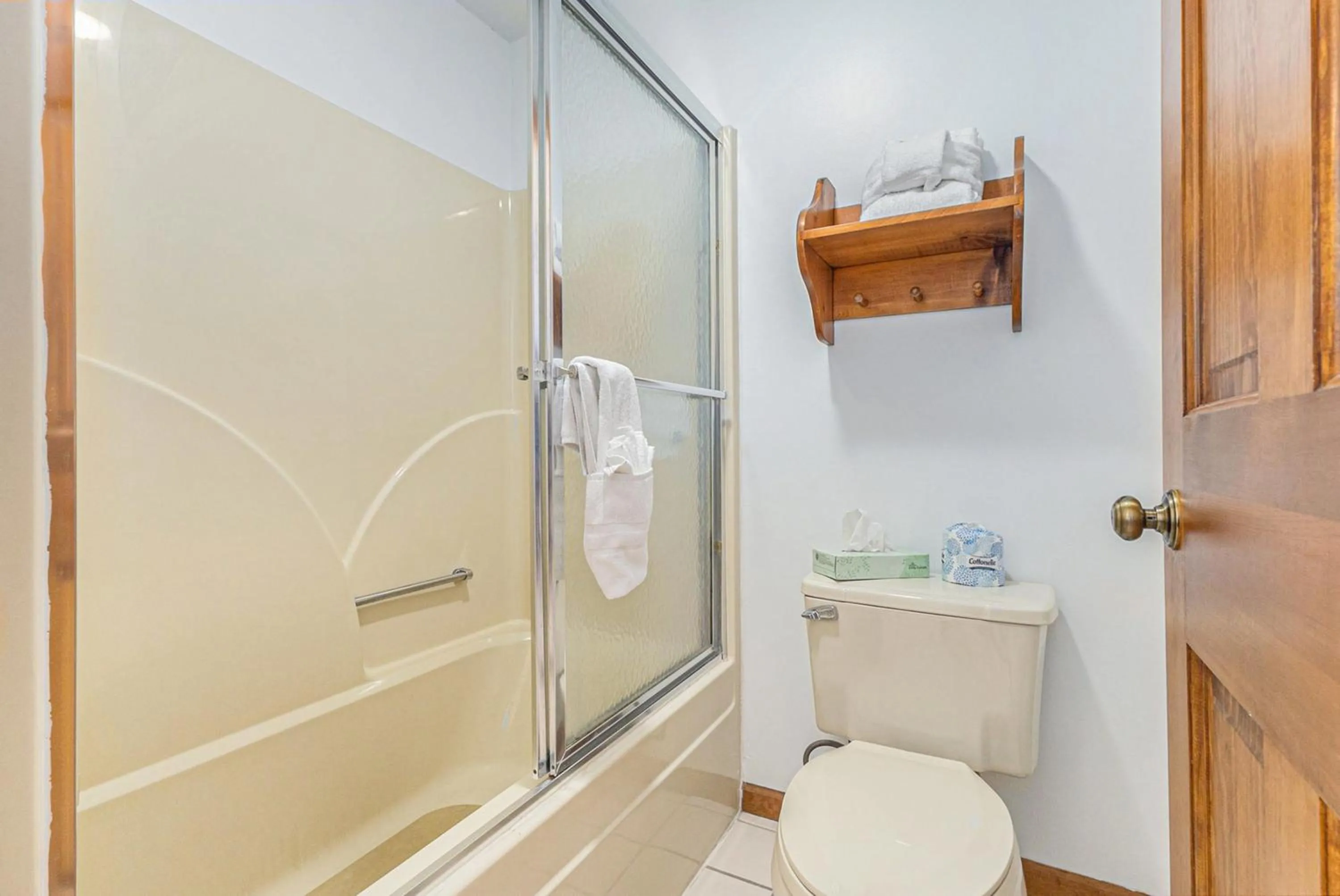 Bath in Snyders Shoreline Inn