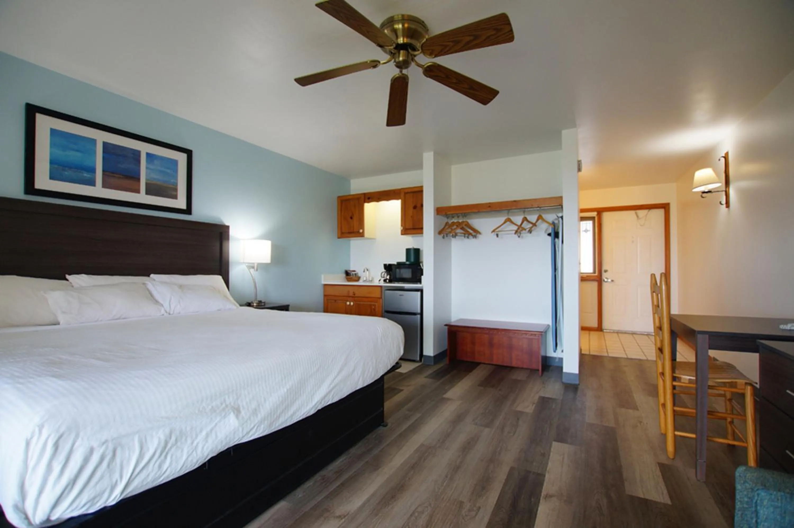 Bed in Snyders Shoreline Inn