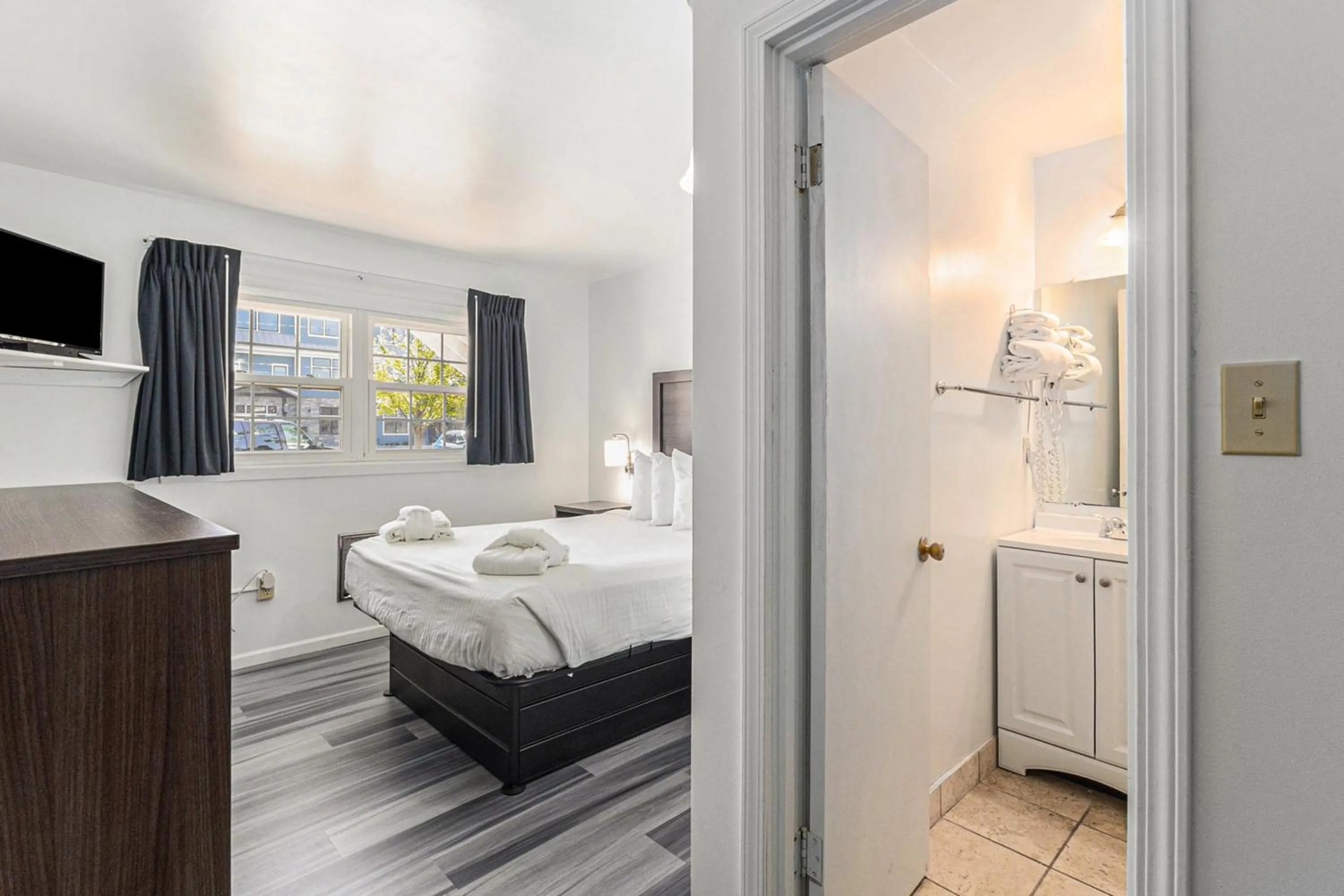 Bedroom in Snyders Shoreline Inn