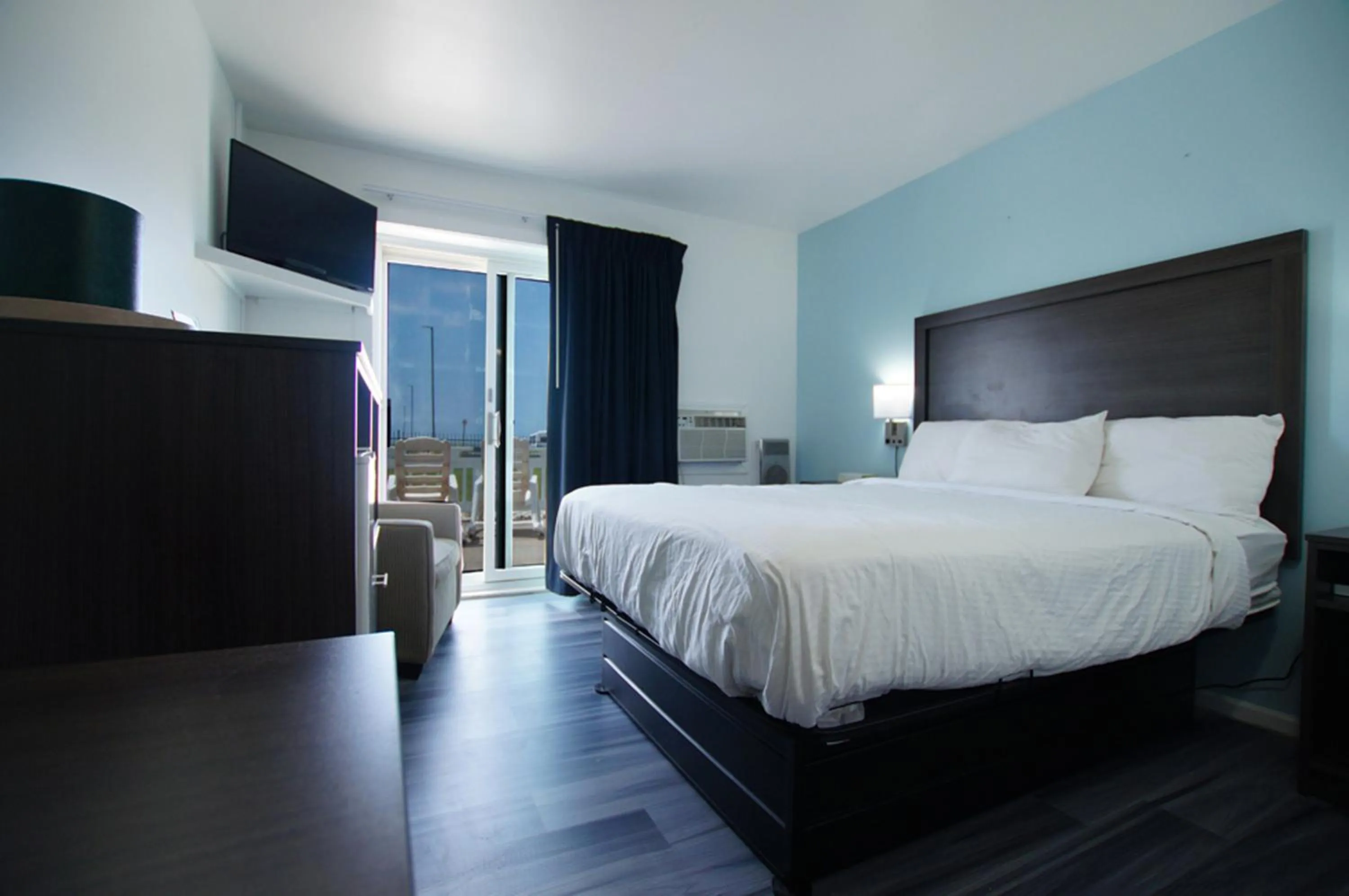 Bed in Snyders Shoreline Inn