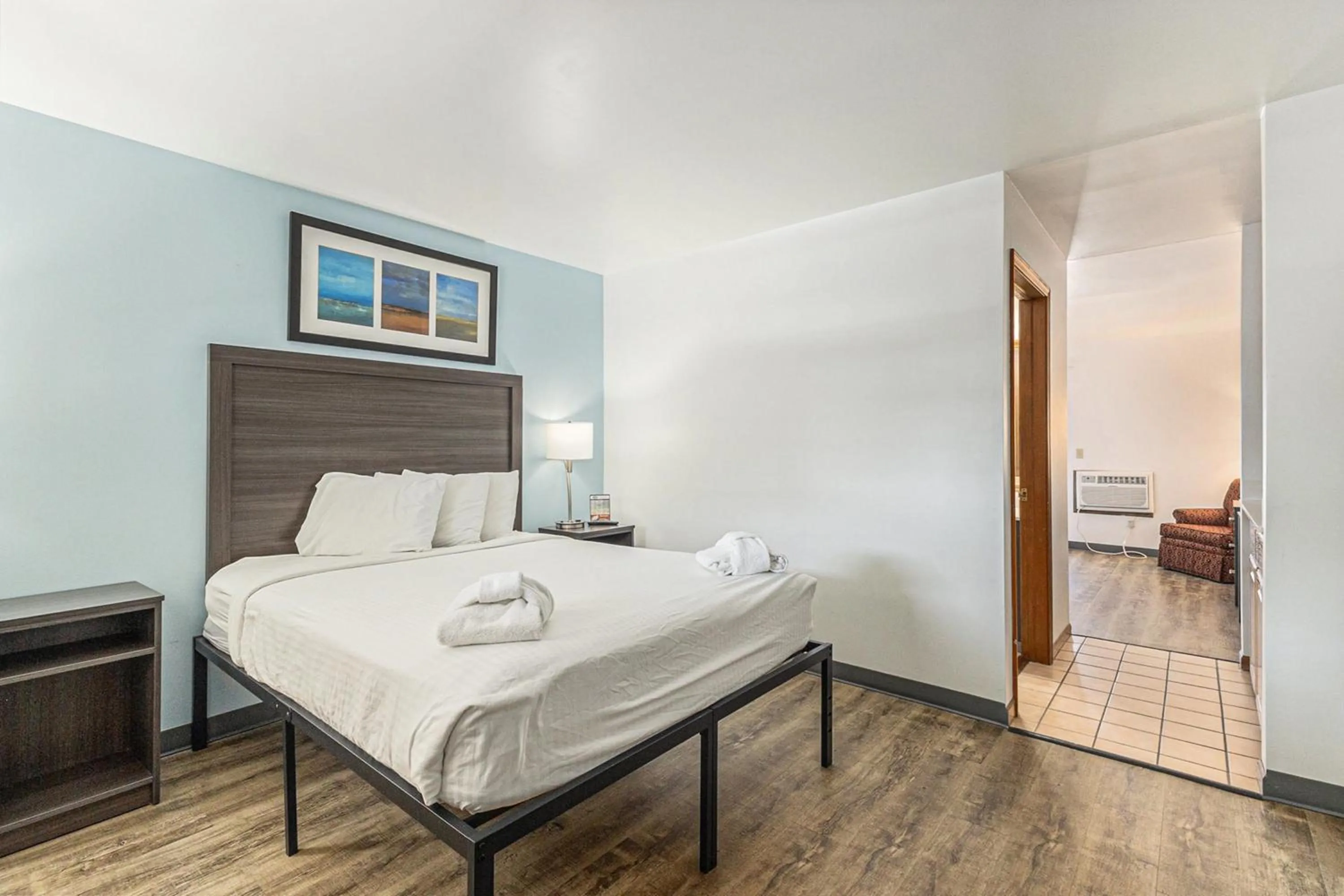 Bed in Snyders Shoreline Inn