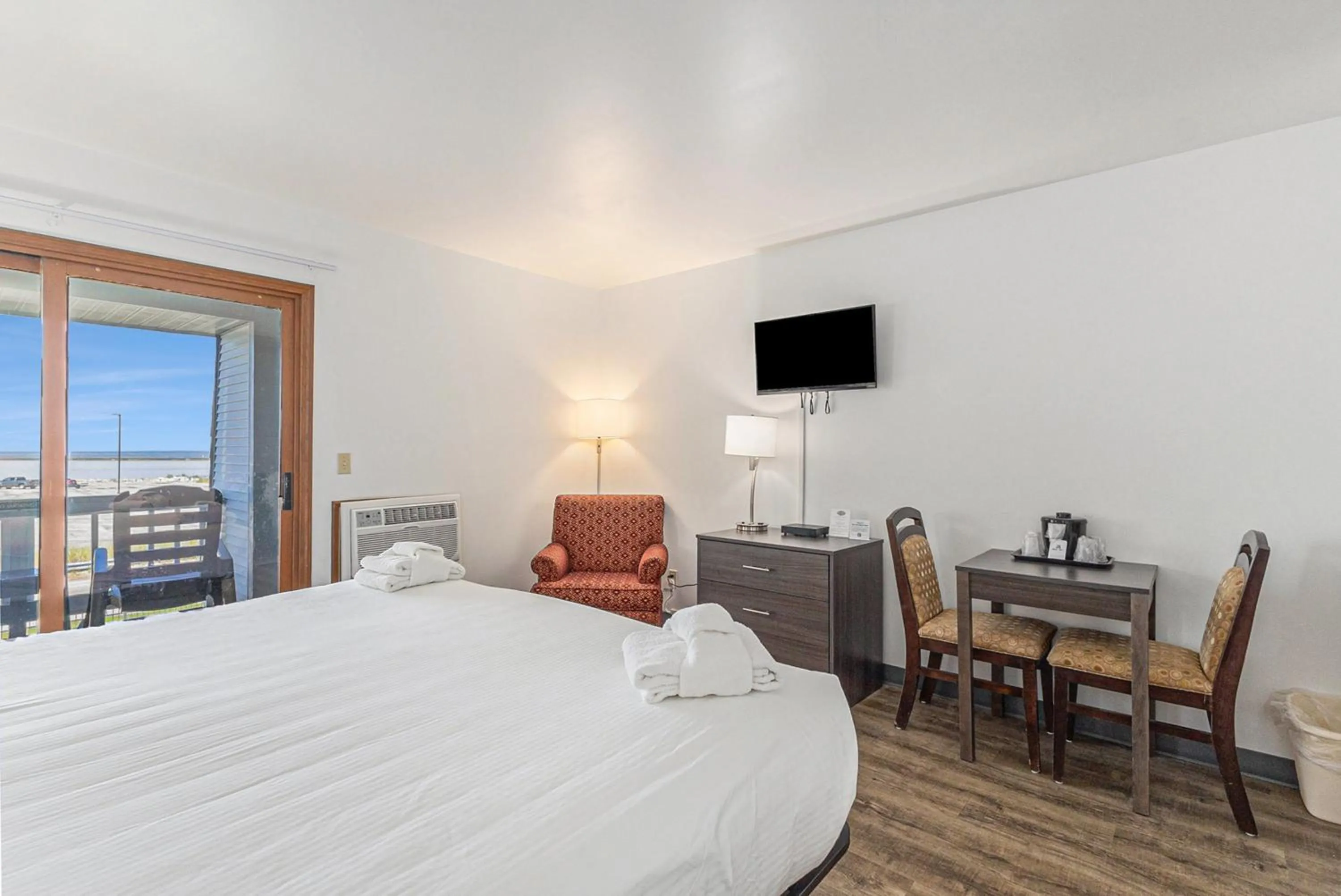 Bed in Snyders Shoreline Inn