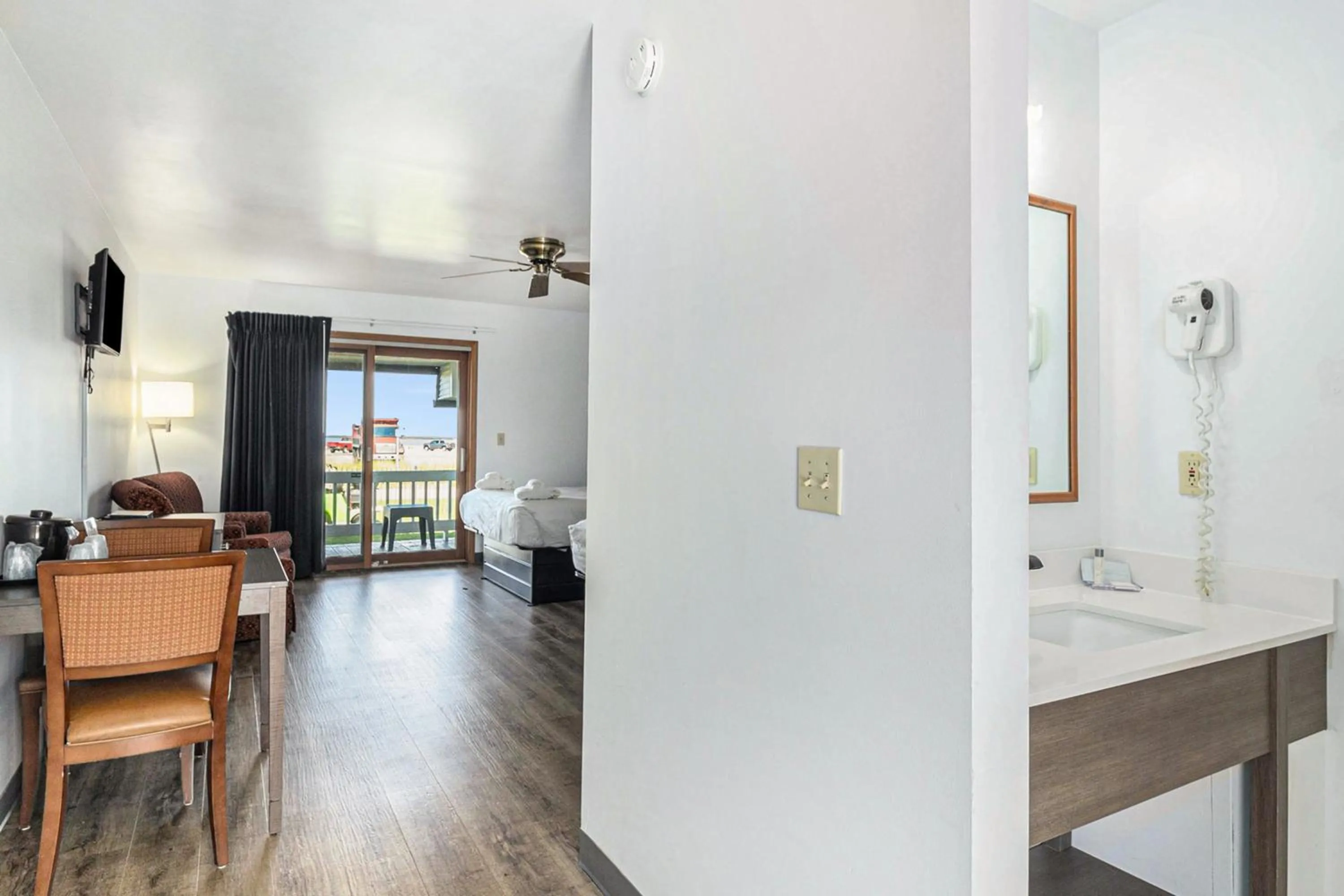 Bed in Snyders Shoreline Inn