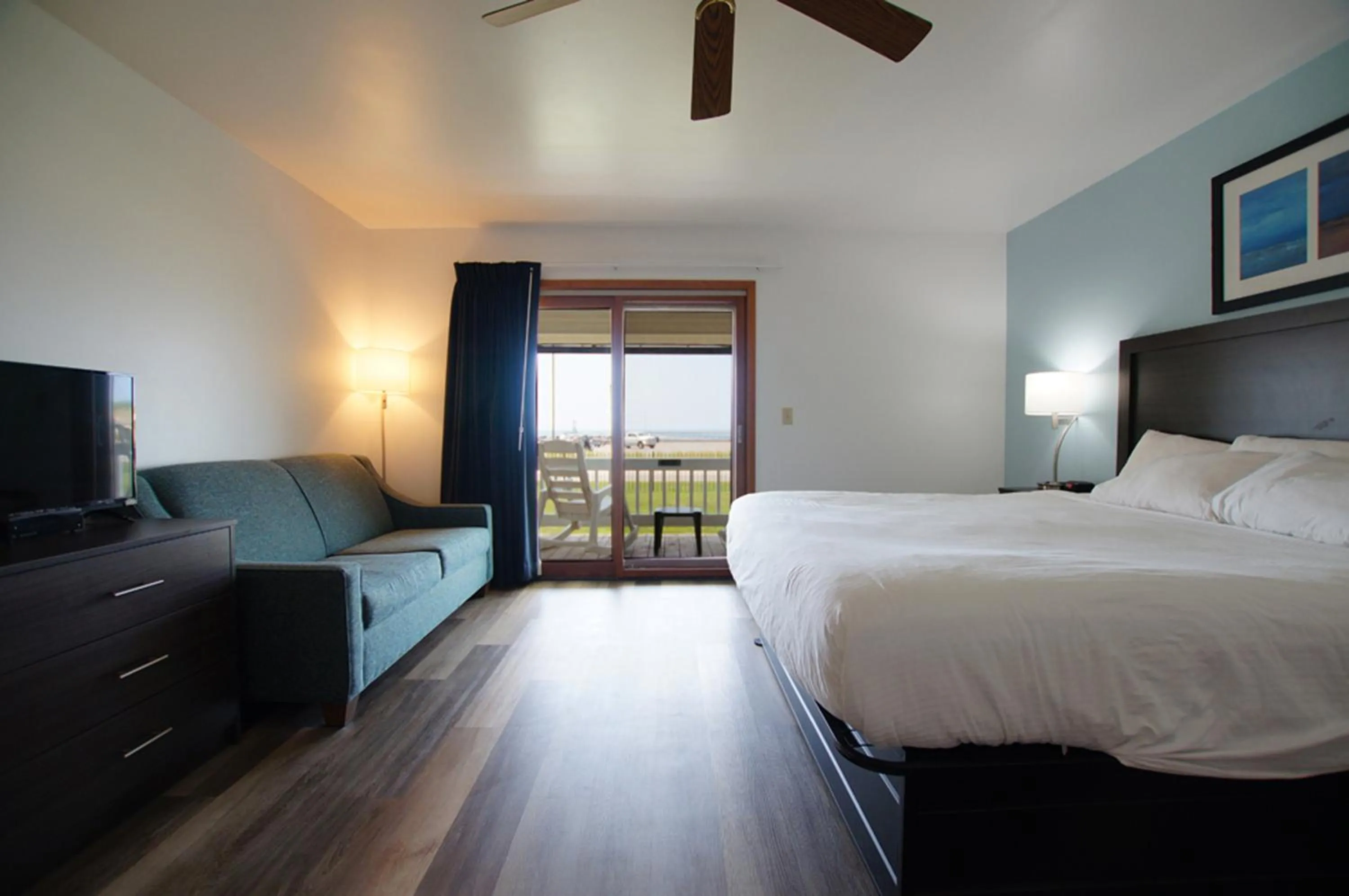 Bed in Snyders Shoreline Inn