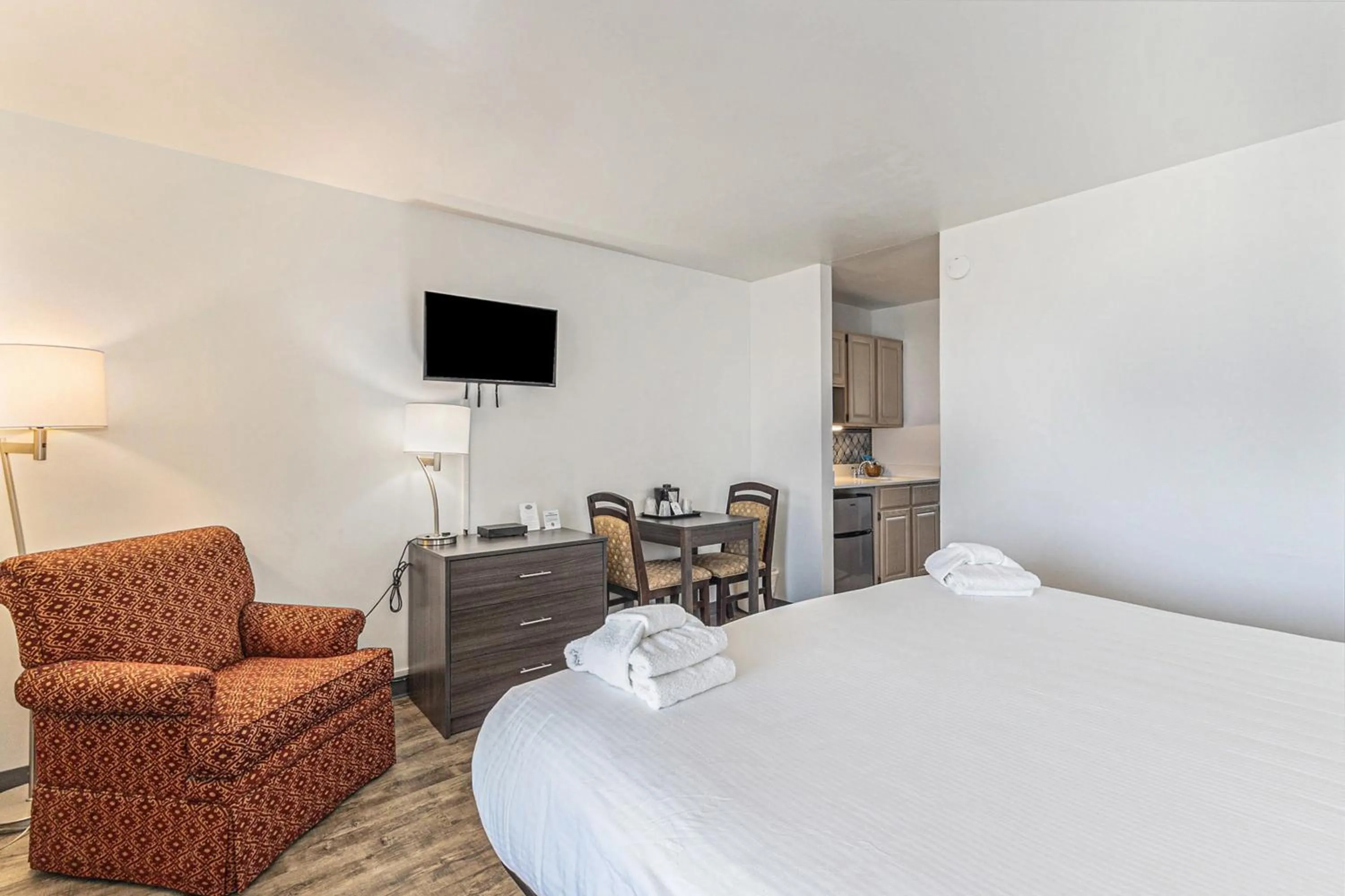 Bed in Snyders Shoreline Inn