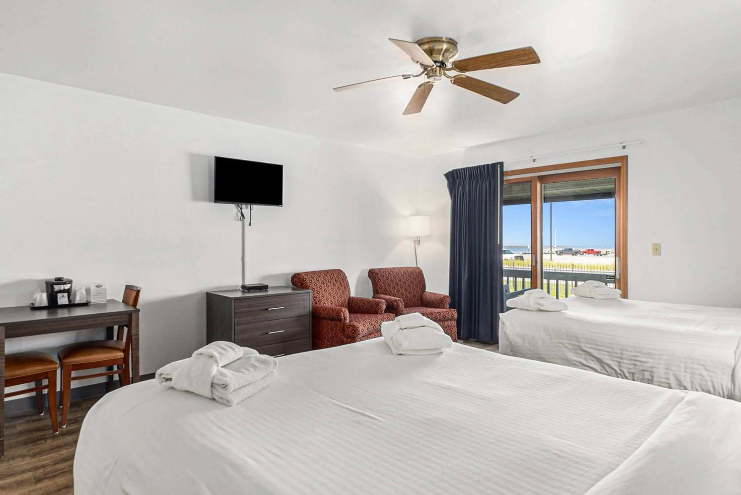 Bed in Snyders Shoreline Inn