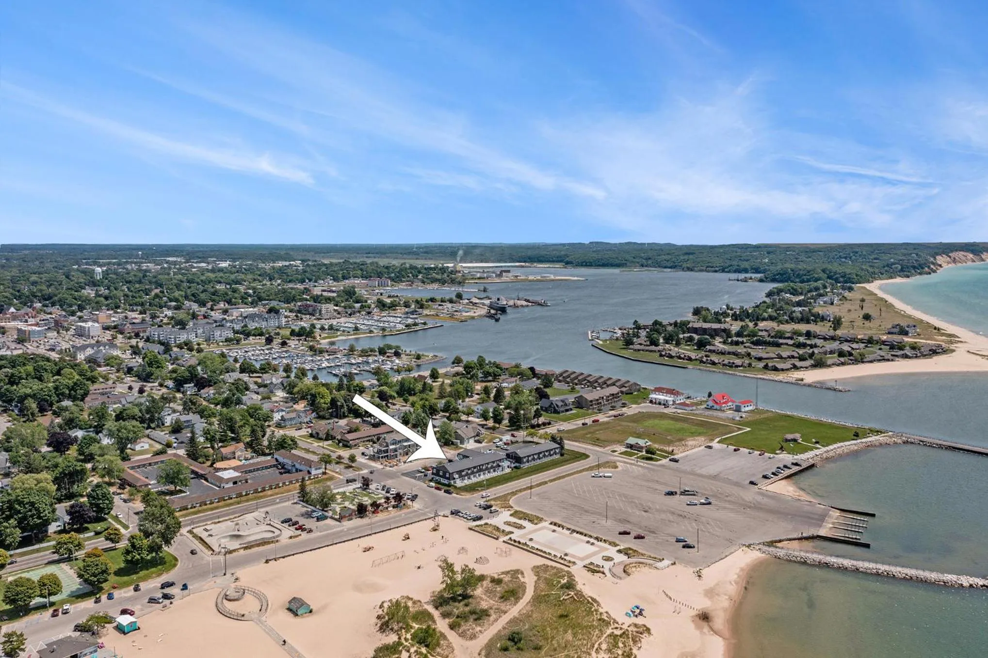 Property building in Snyders Shoreline Inn