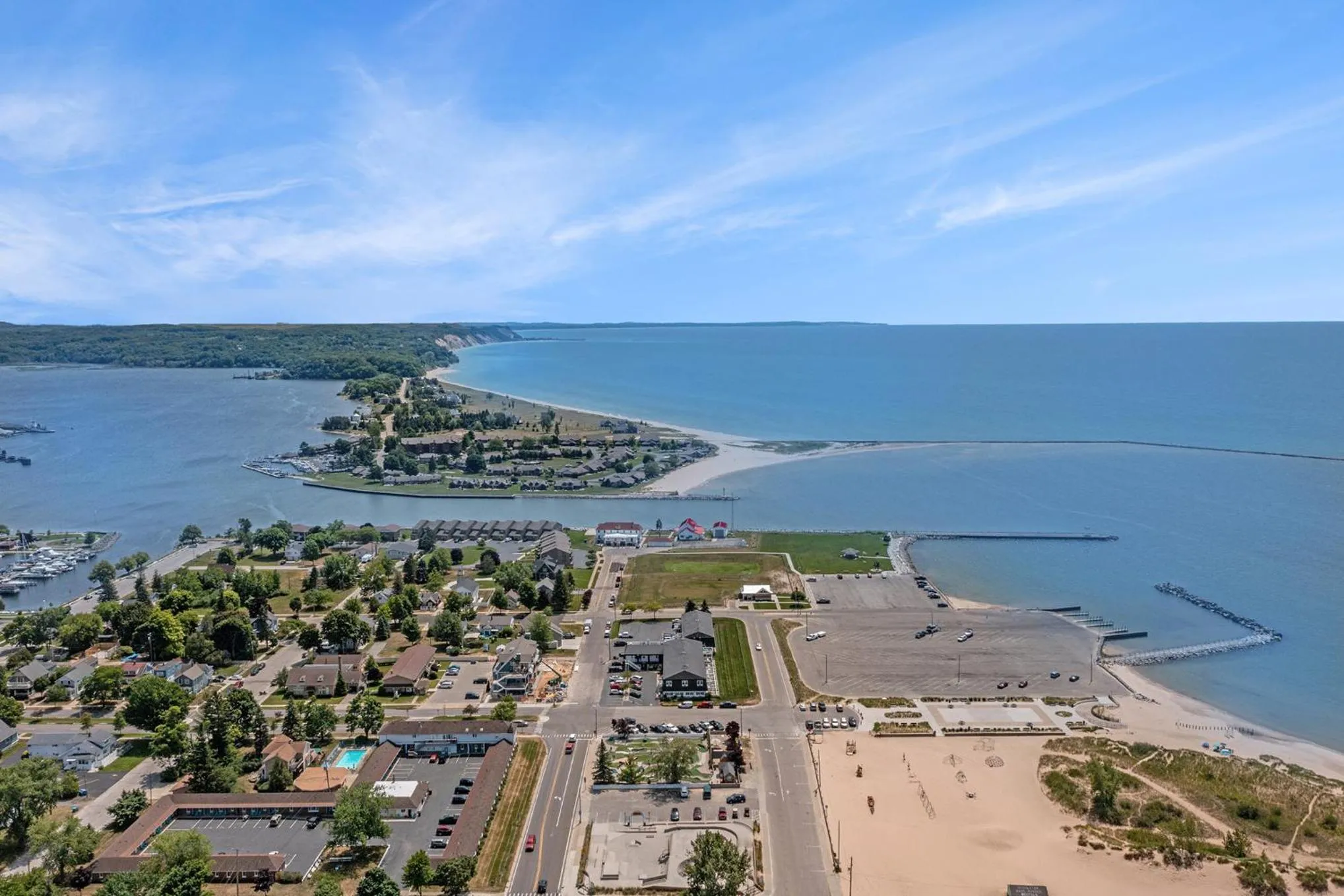 Property building in Snyders Shoreline Inn