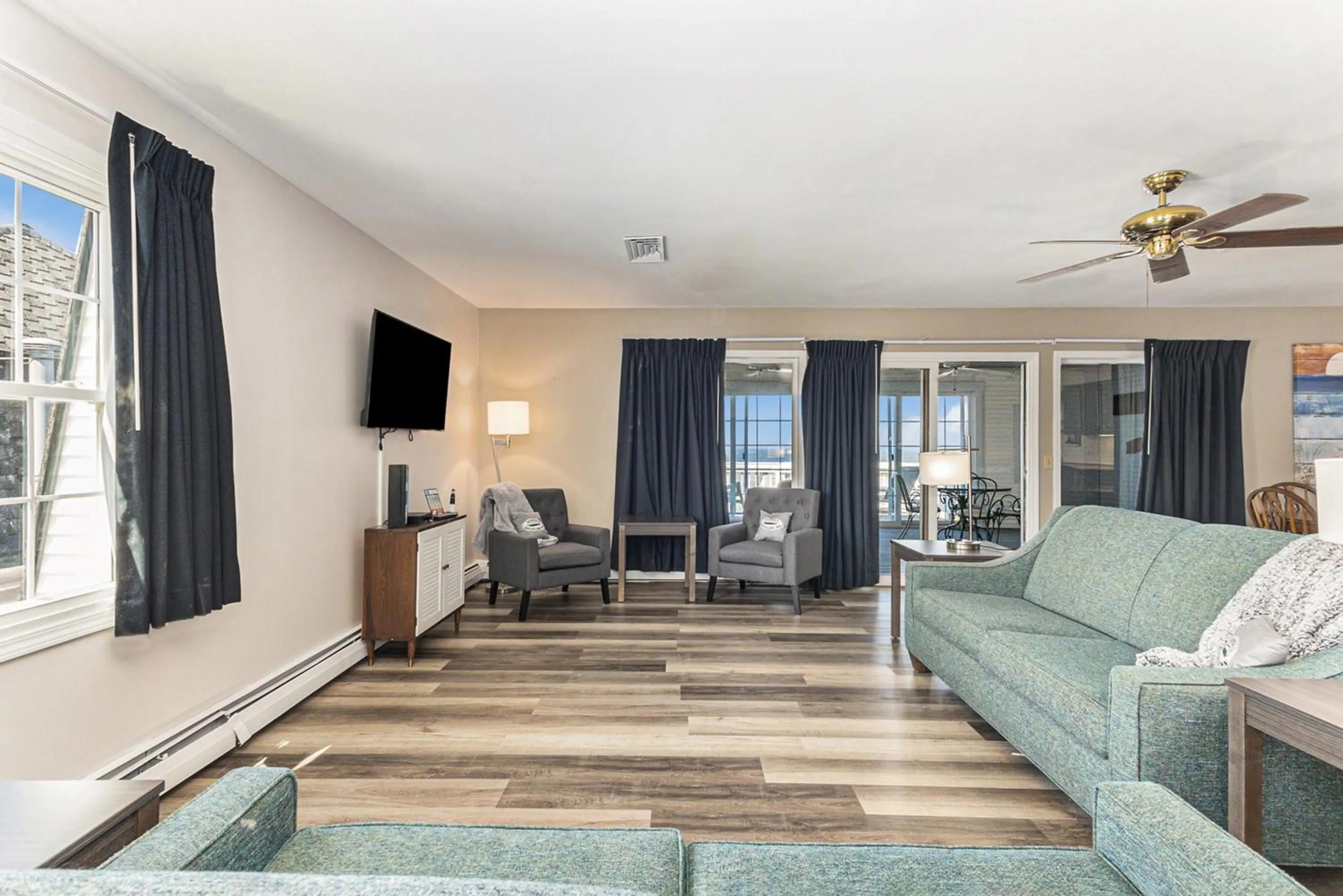 Snyders Shoreline Inn