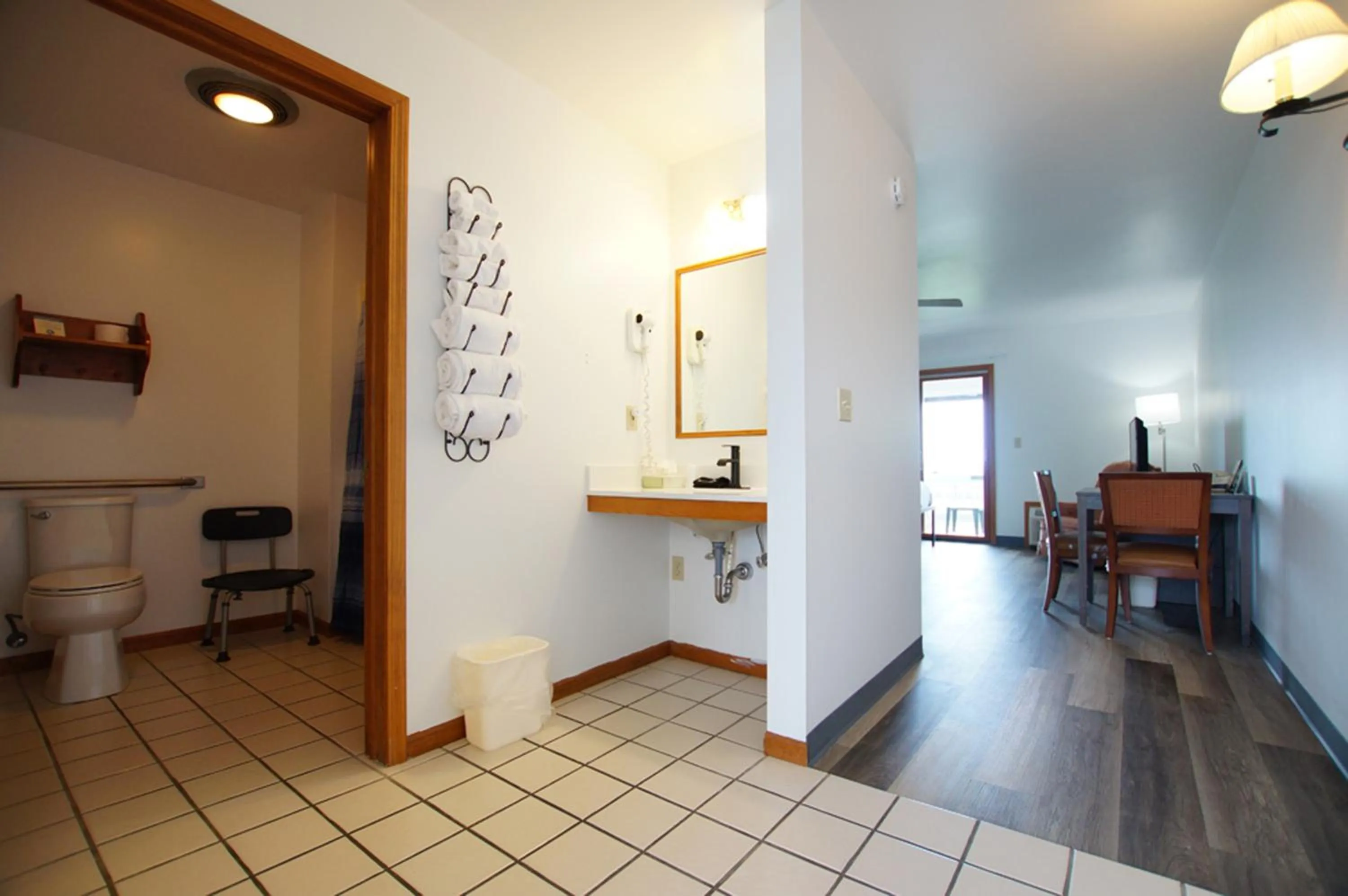 Bathroom in Snyders Shoreline Inn