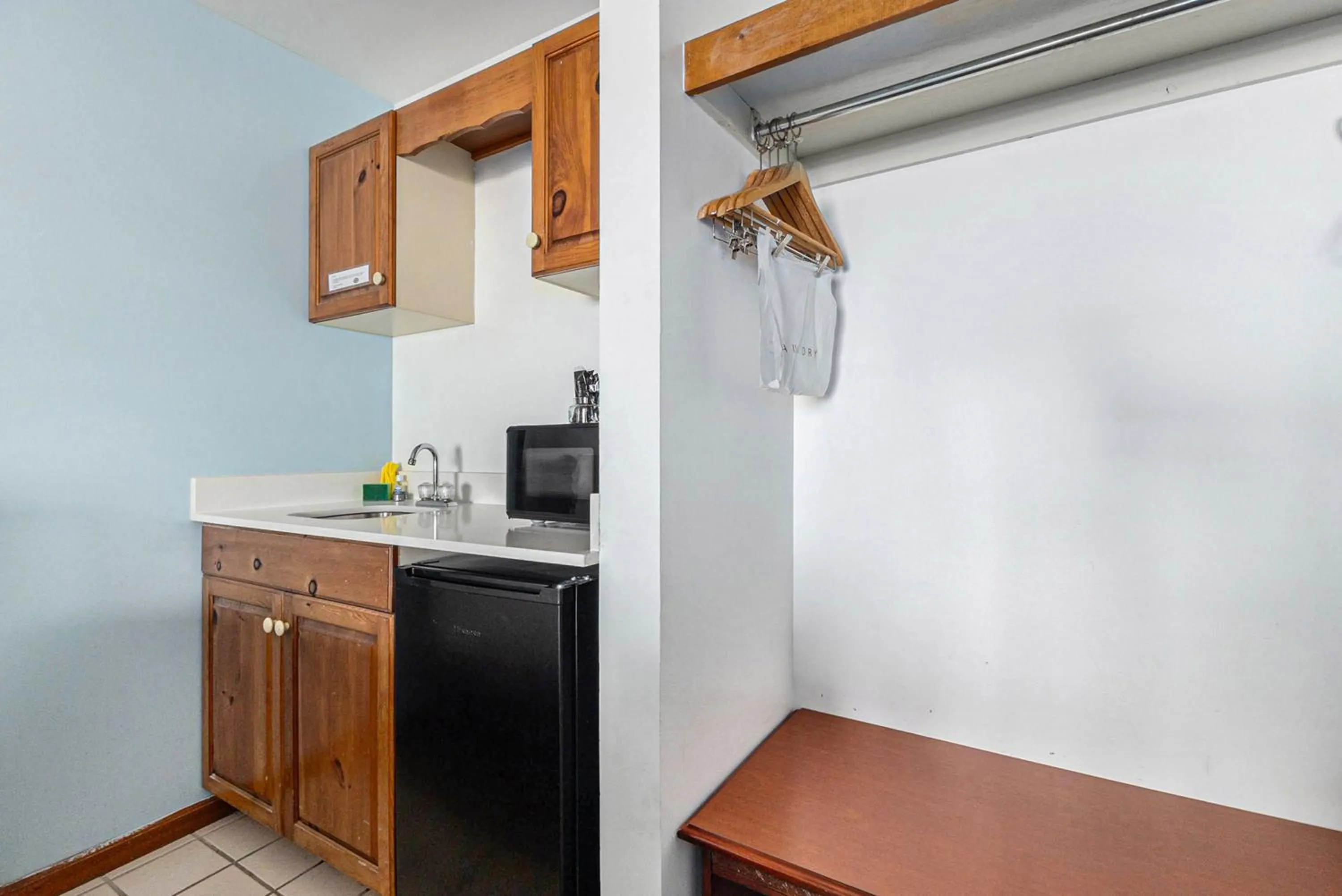 microwave in Snyders Shoreline Inn