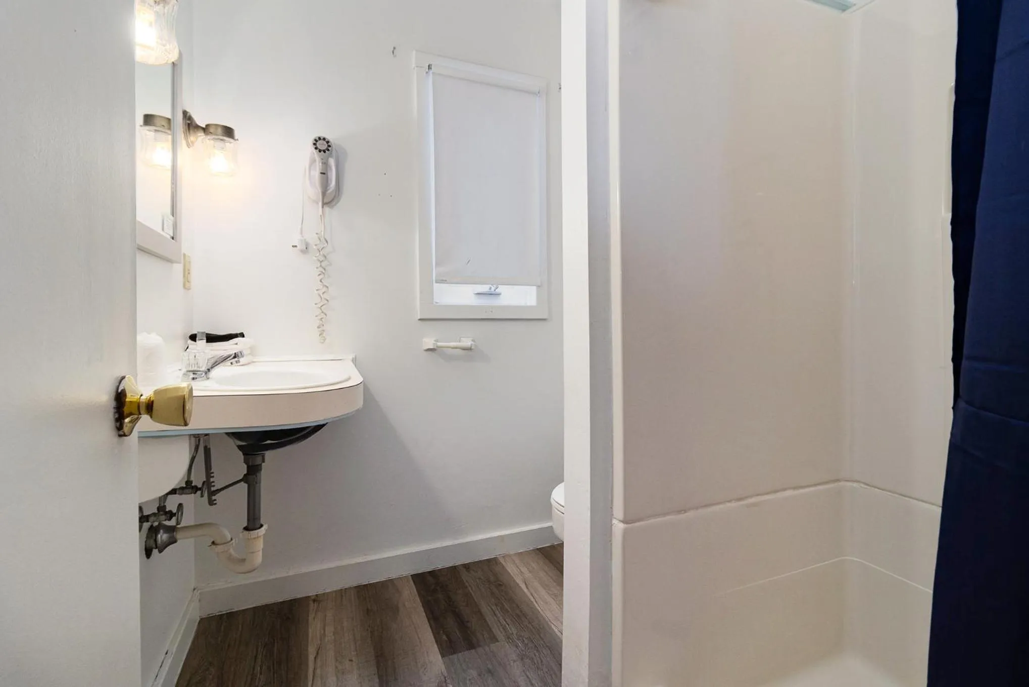 Bathroom in Snyders Shoreline Inn