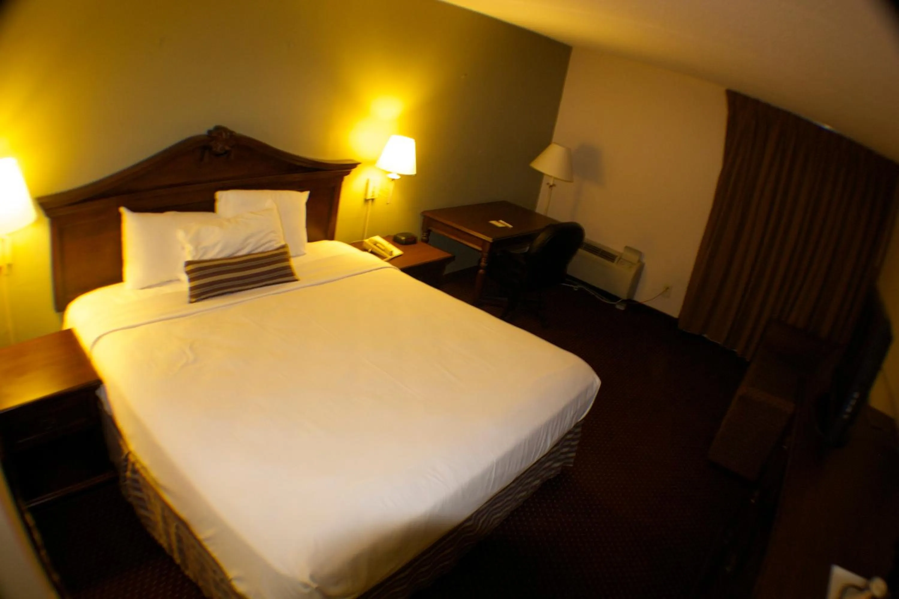 Photo of the whole room, Bed in The Garden Inn