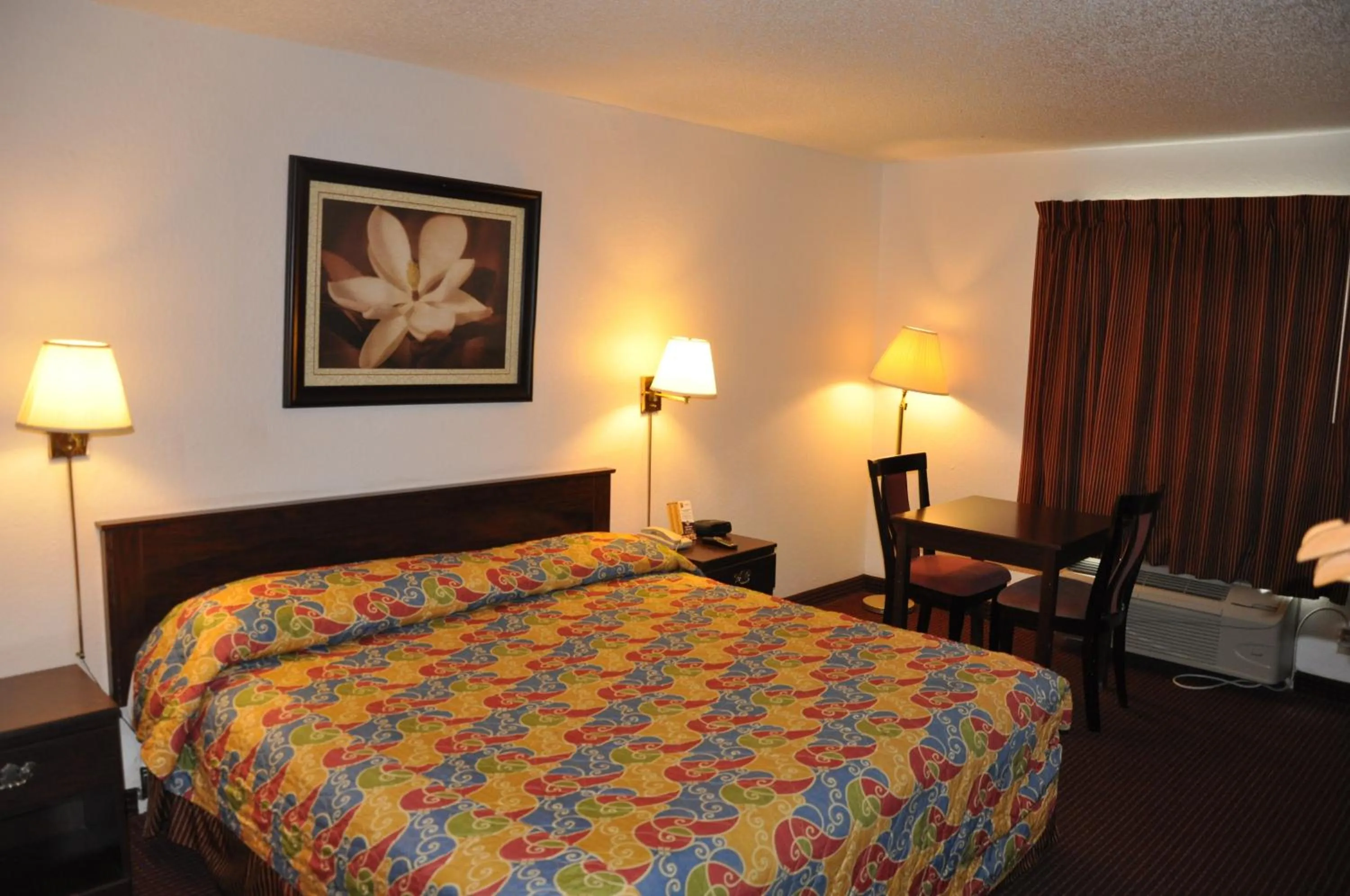 Photo of the whole room, Bed in Heritage Inn