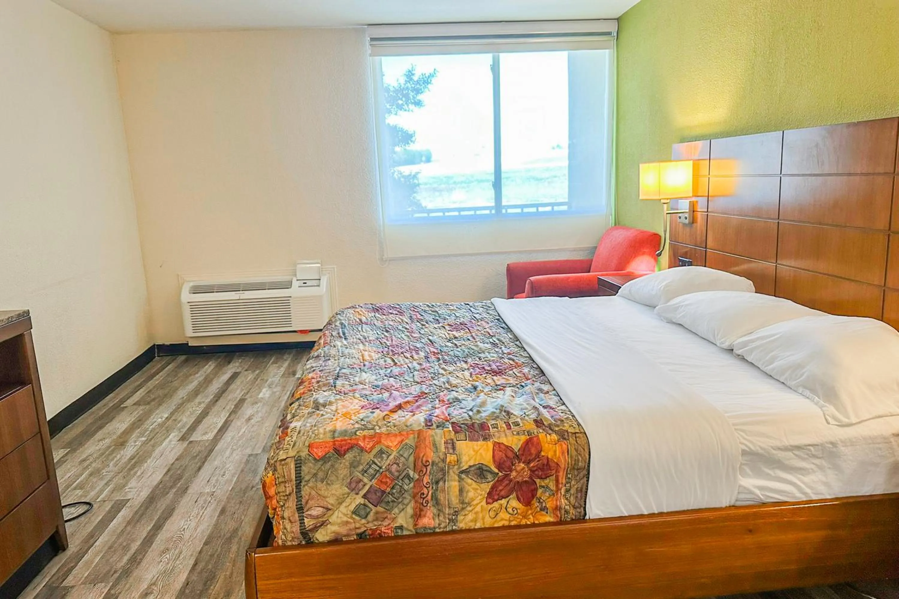 Bedroom, Bed in Jackson Hotel And Convention Center