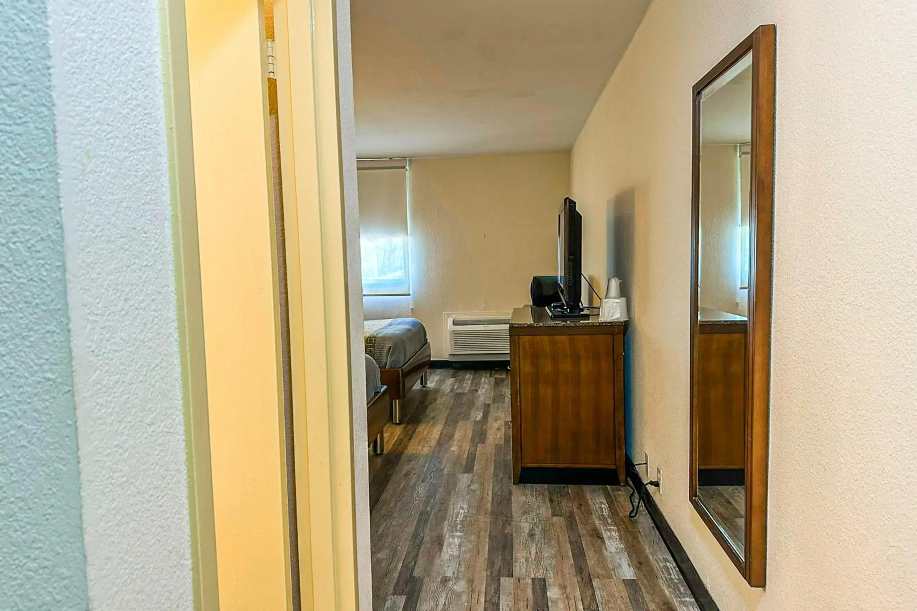 Bedroom, Bed in Jackson Hotel And Convention Center Bedroom, Bed in Jackson Hotel And Convention Center