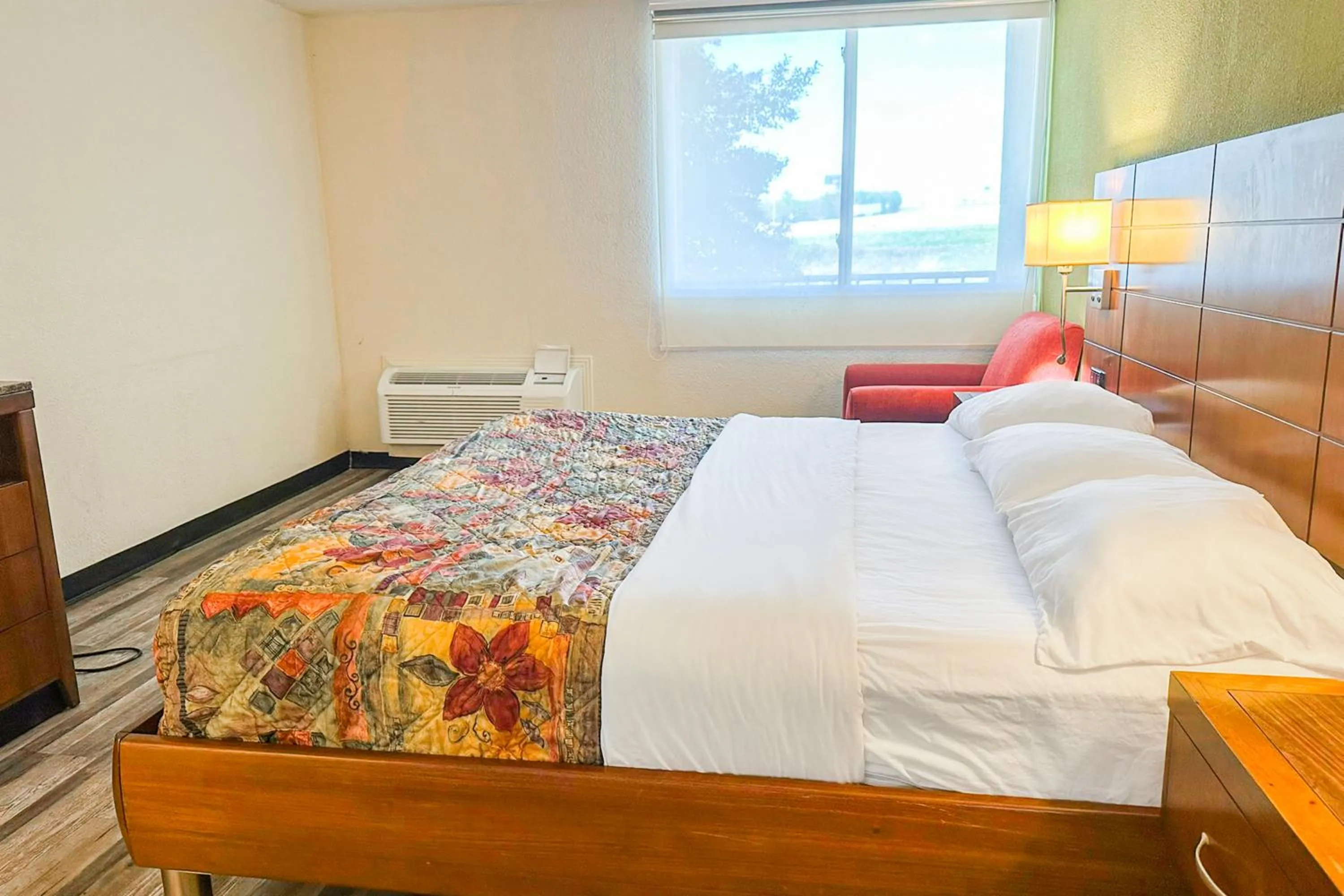 Bedroom, Bed in Jackson Hotel And Convention Center