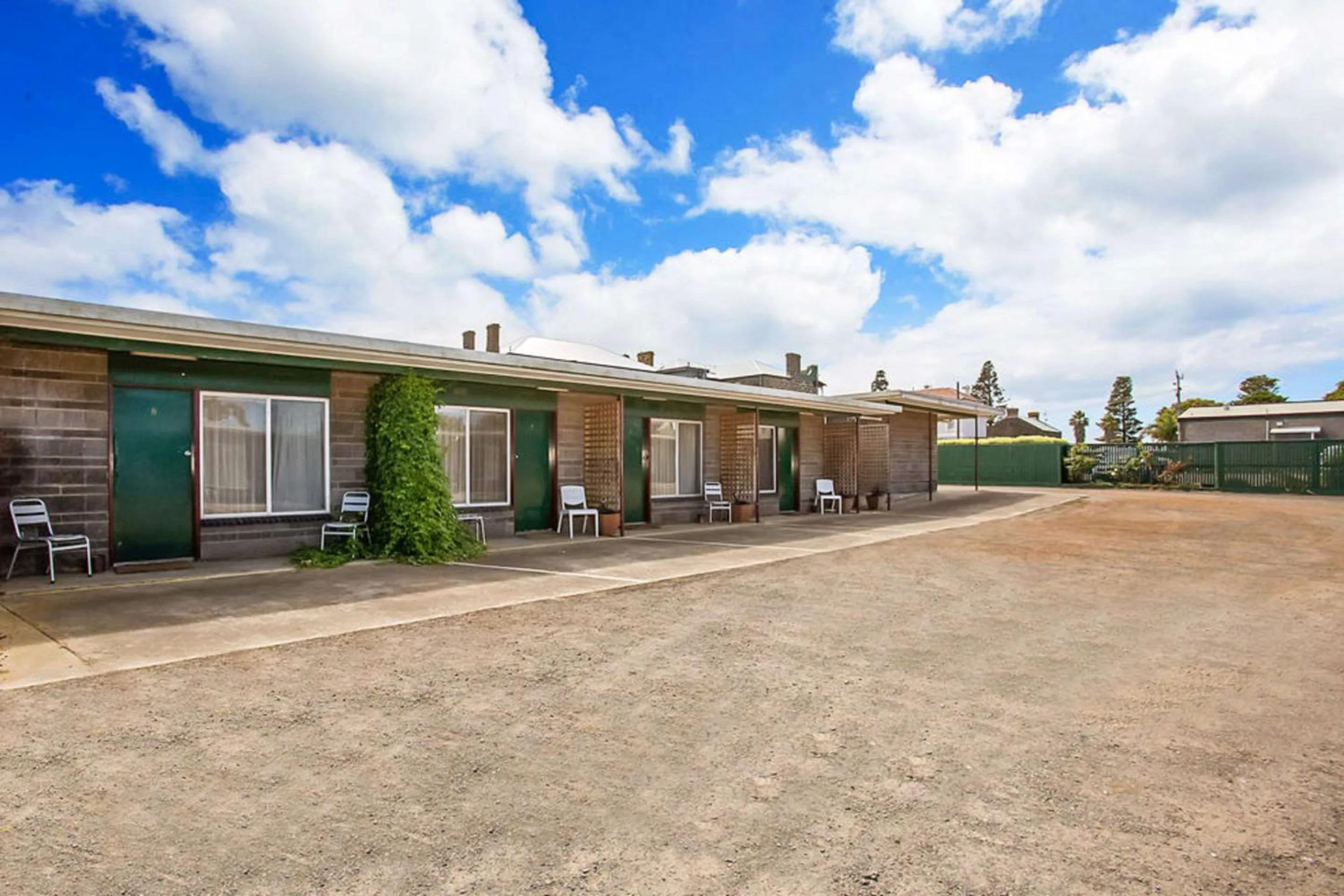 Property building in Econo Lodge Portland
