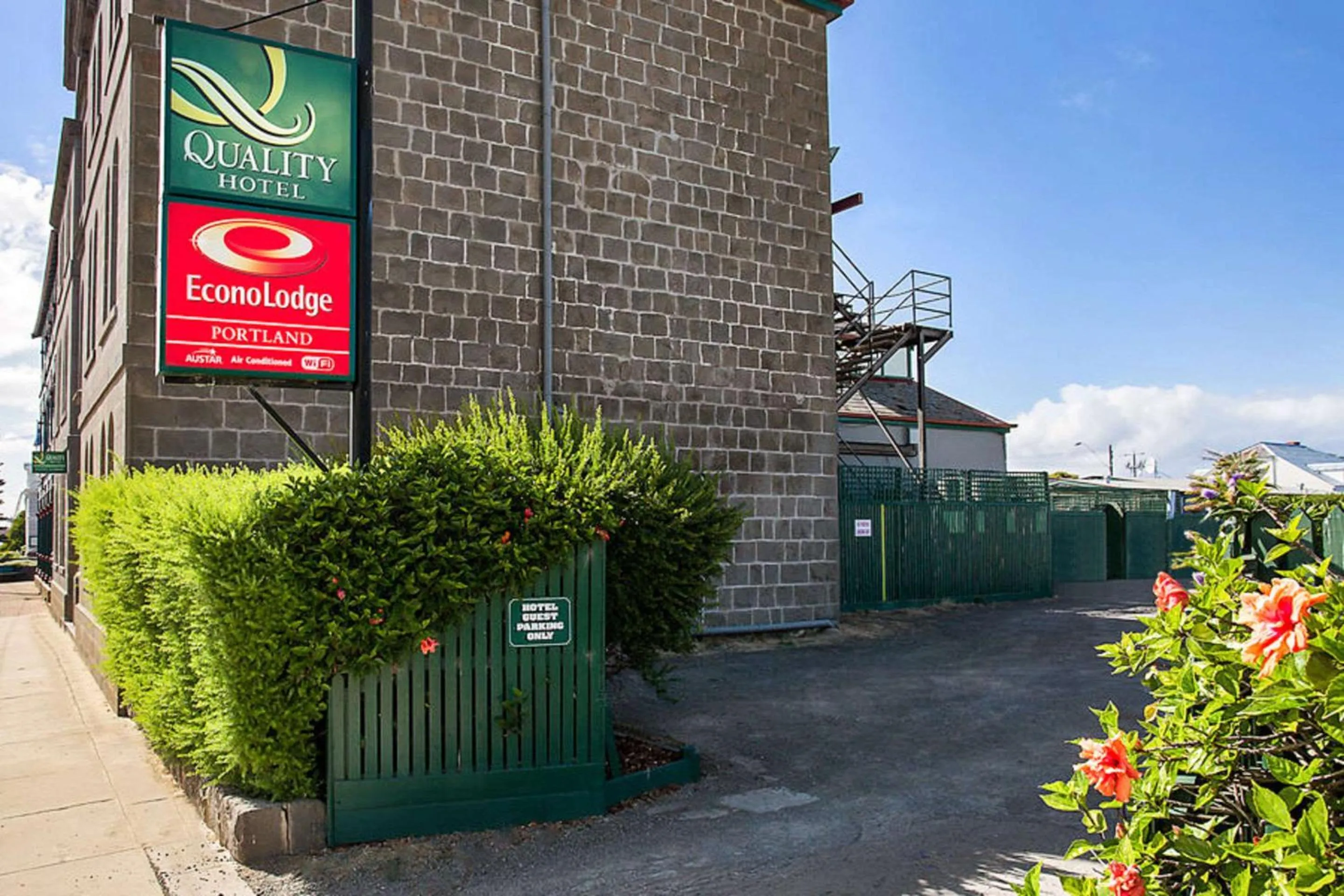 Property building in Econo Lodge Portland