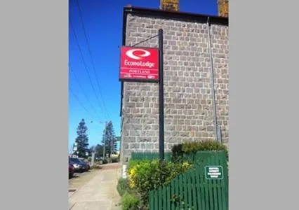 Facade/entrance in Econo Lodge Portland