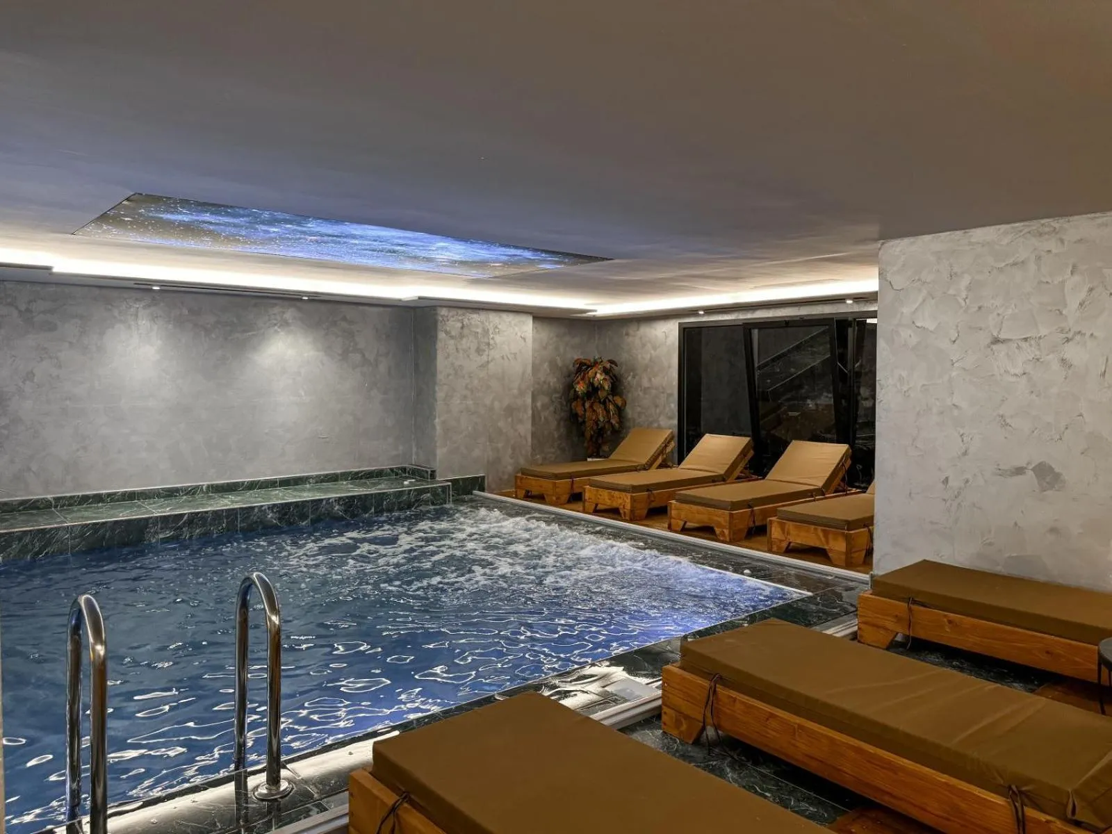 Swimming pool in Toer Hotel & SPA
