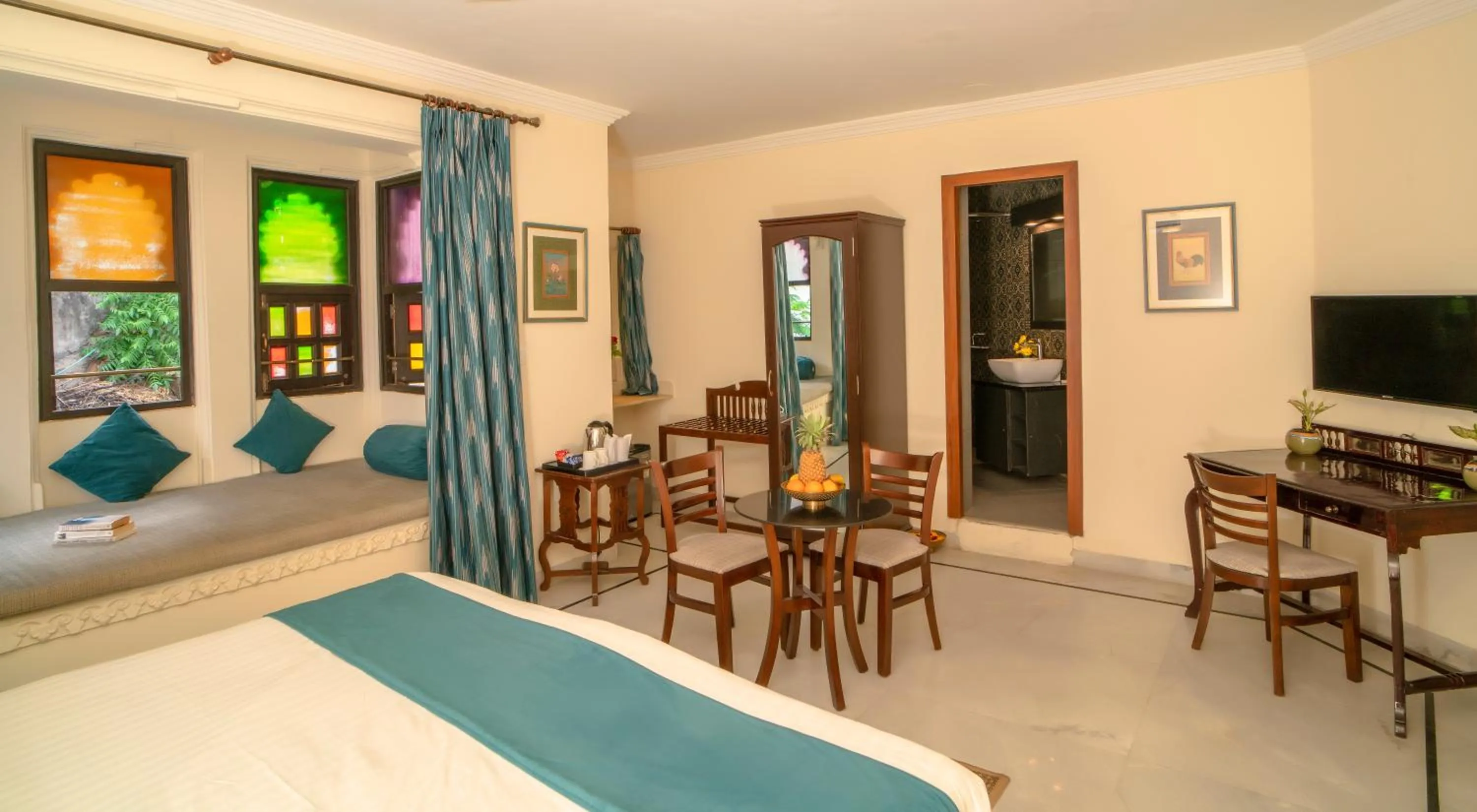 Living room, Bed in Swaroop Vilas - Lake Facing Boutique Hotel
