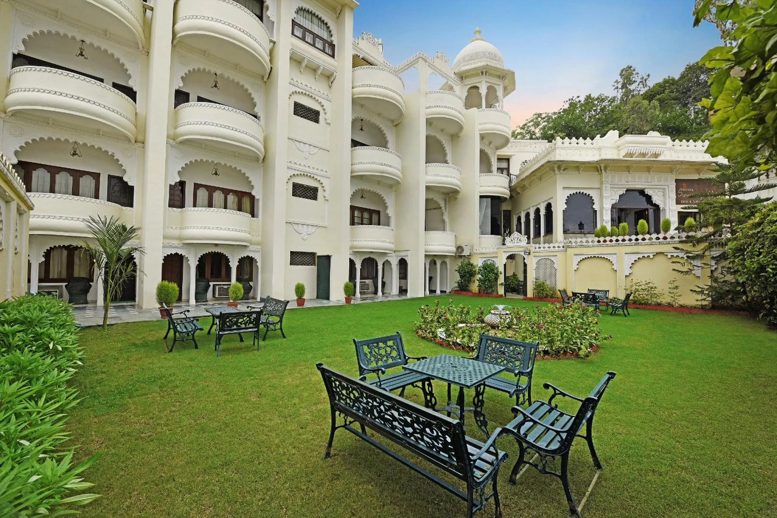 Garden in Swaroop Vilas - Lake Facing Boutique Hotel
