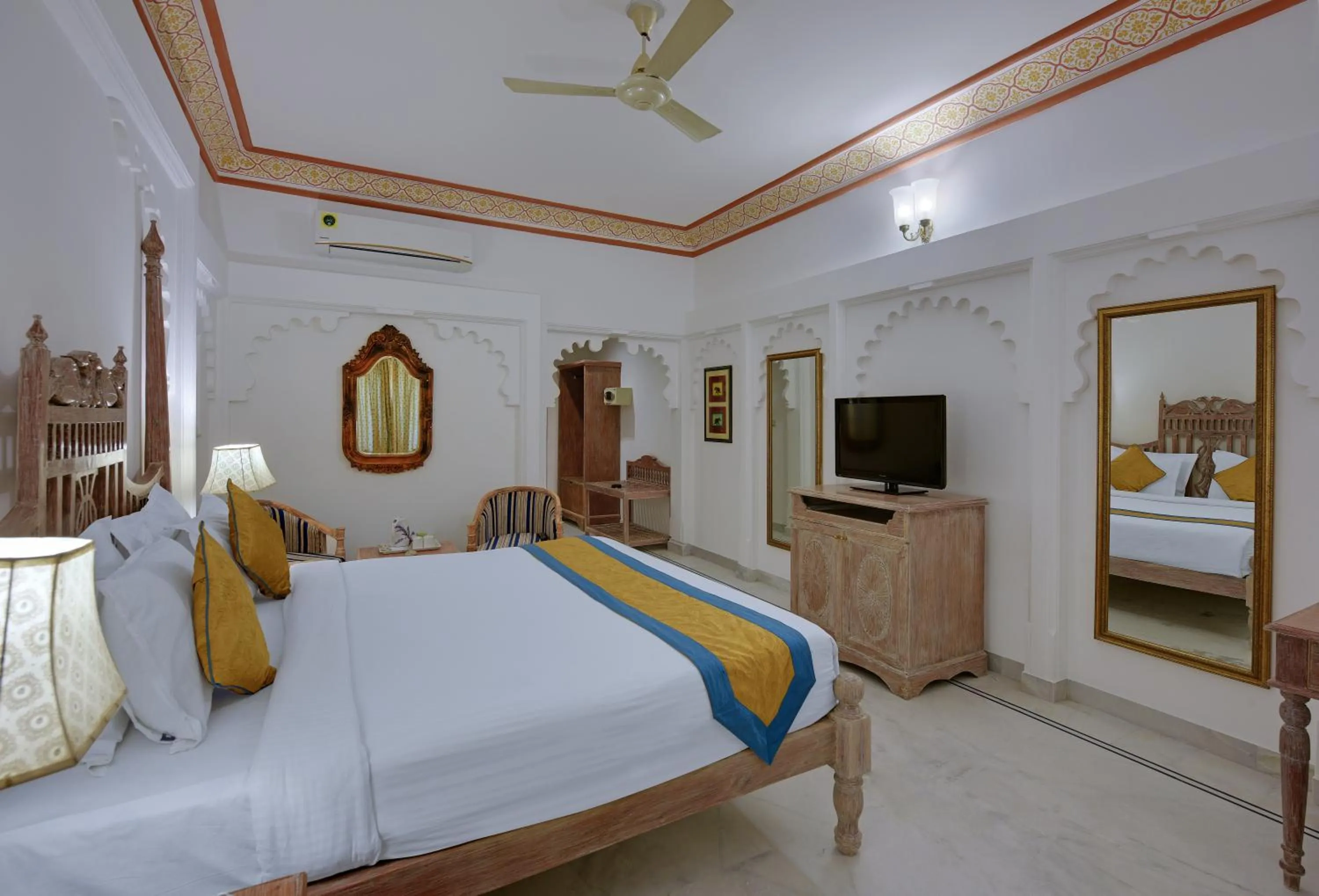 Bed in Swaroop Vilas - Lake Facing Boutique Hotel