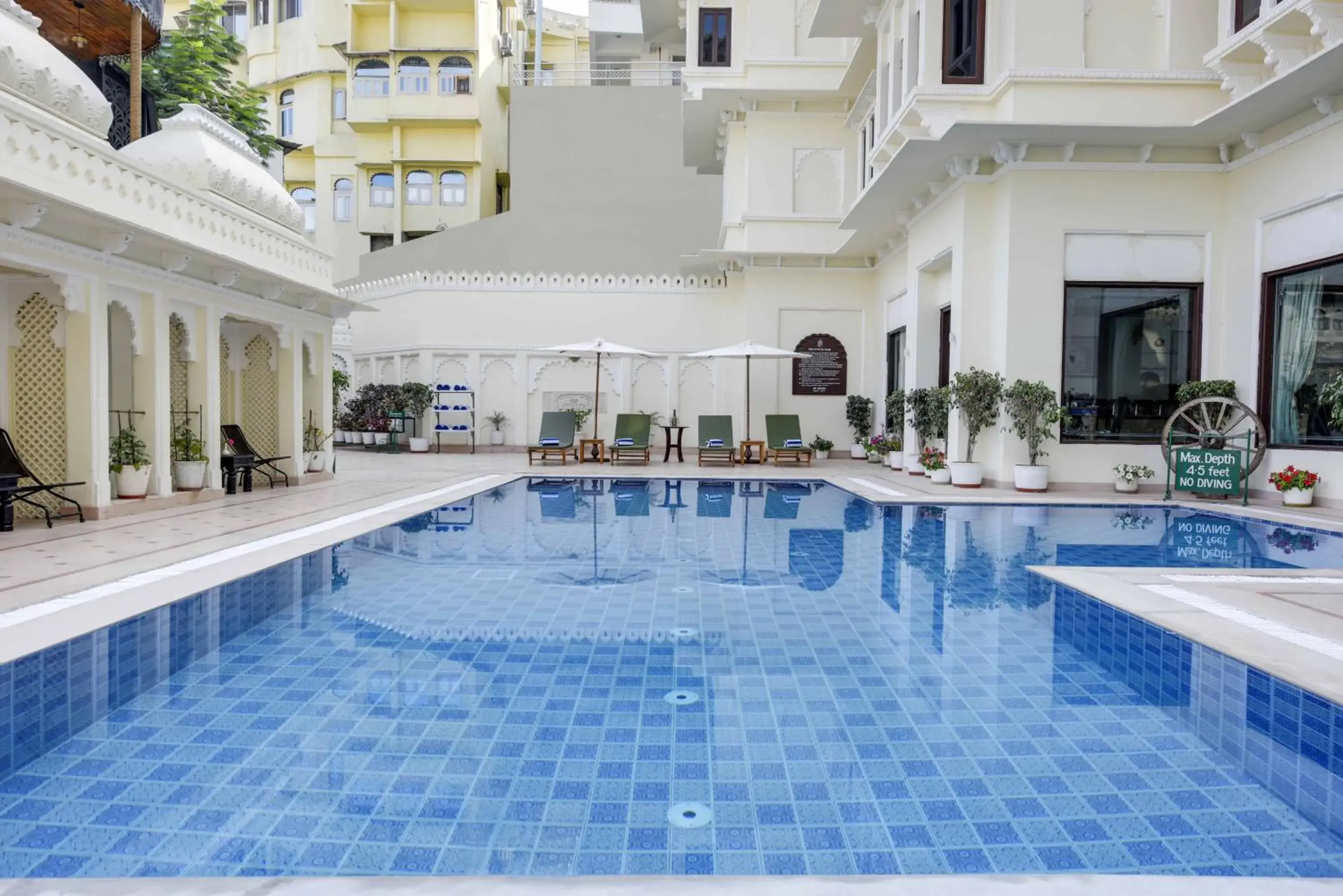 Swimming pool in Swaroop Vilas - Lake Facing Boutique Hotel Swimming pool in Swaroop Vilas - Lake Facing Boutique Hotel