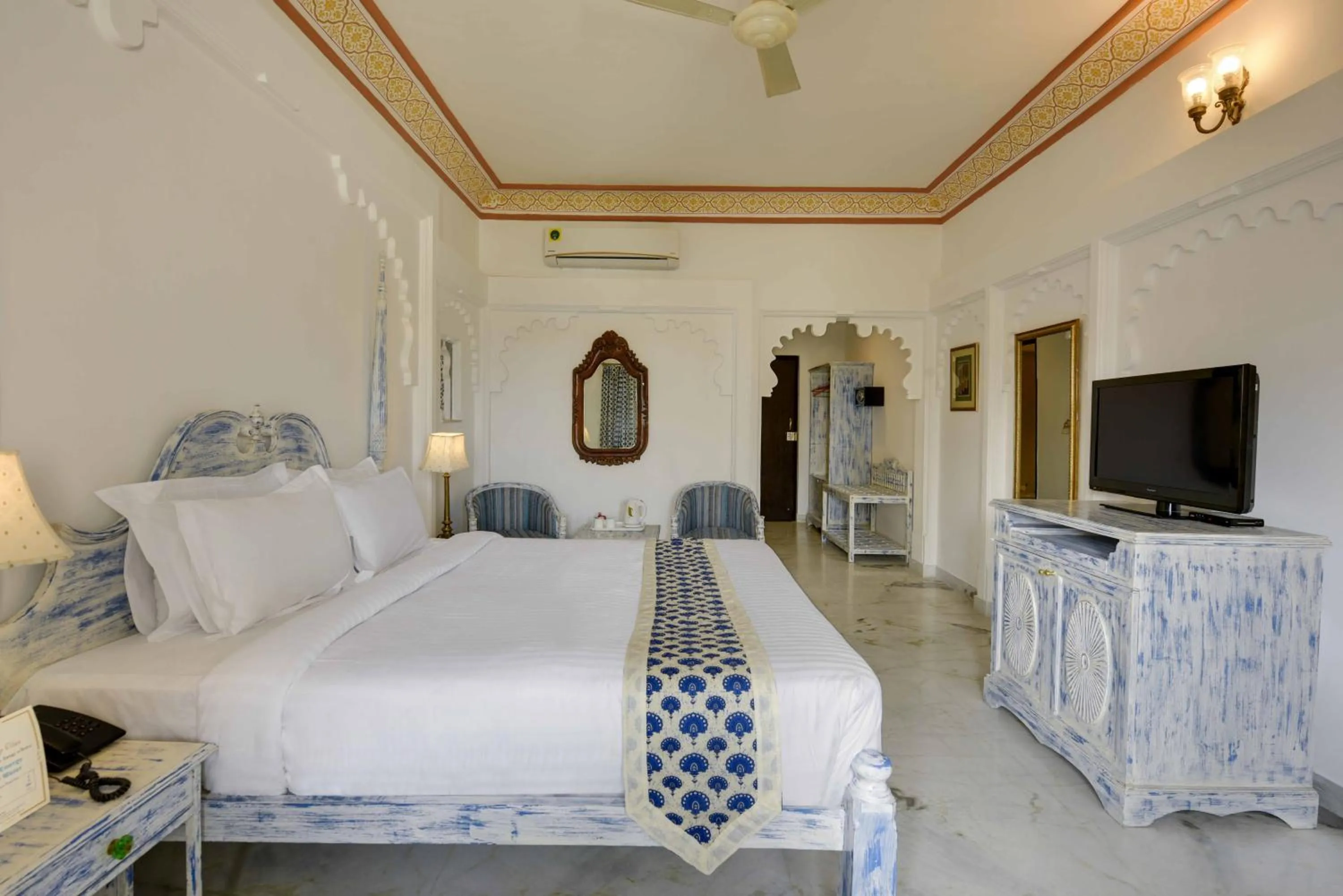 Bed in Swaroop Vilas - Lake Facing Boutique Hotel