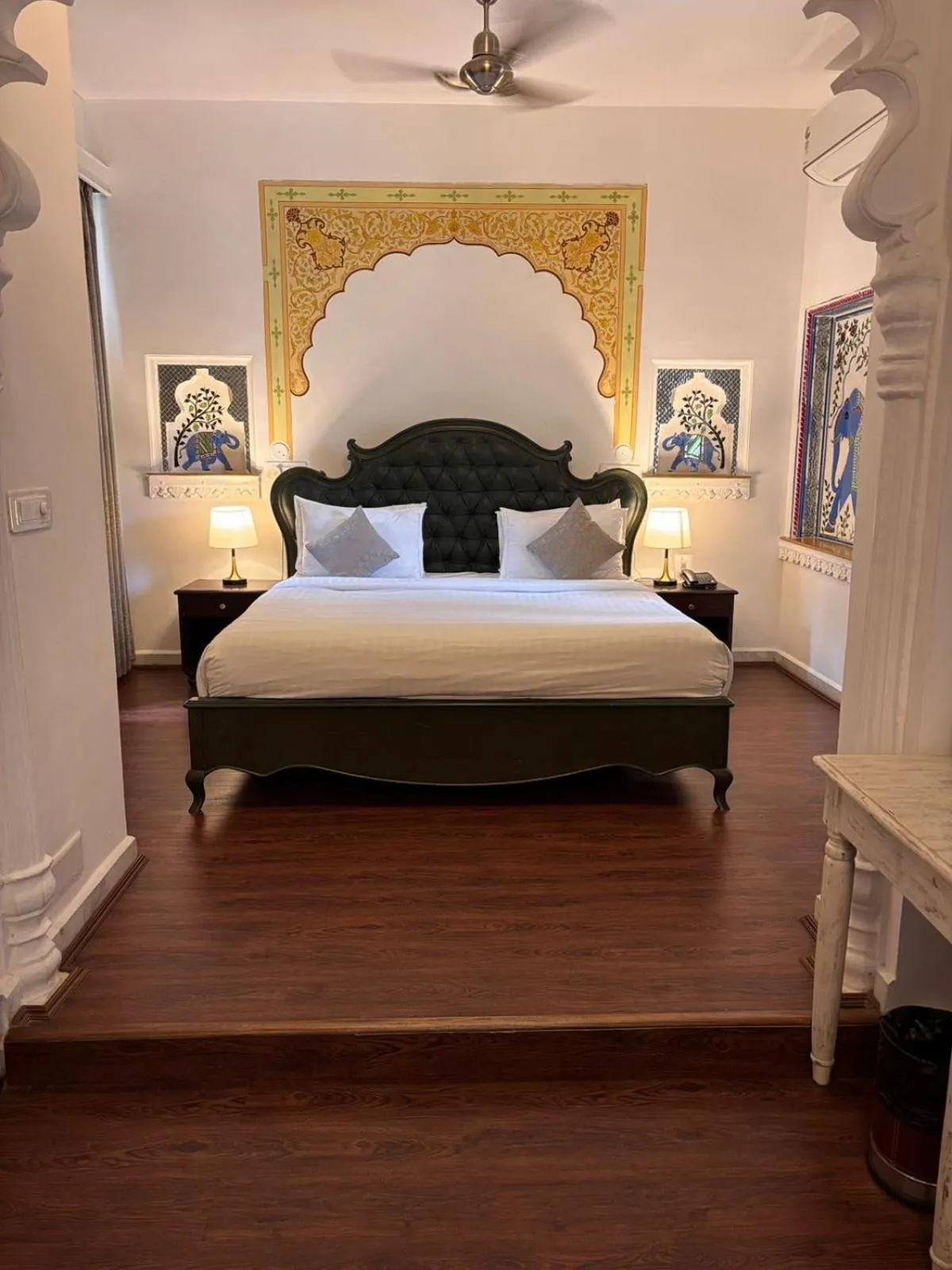 Bed in Swaroop Vilas - Lake Facing Boutique Hotel