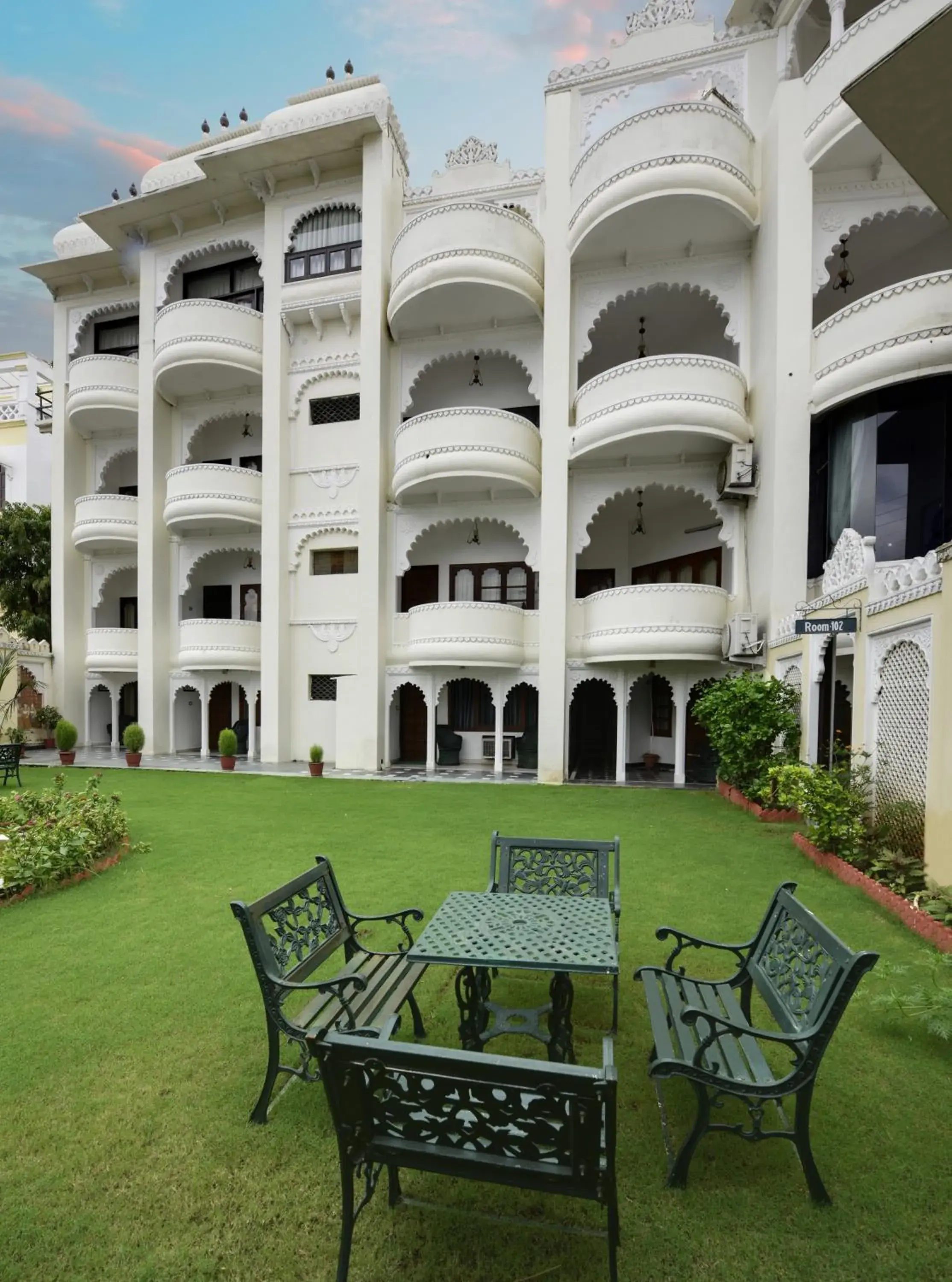 Garden in Swaroop Vilas - Lake Facing Boutique Hotel Garden in Swaroop Vilas - Lake Facing Boutique Hotel