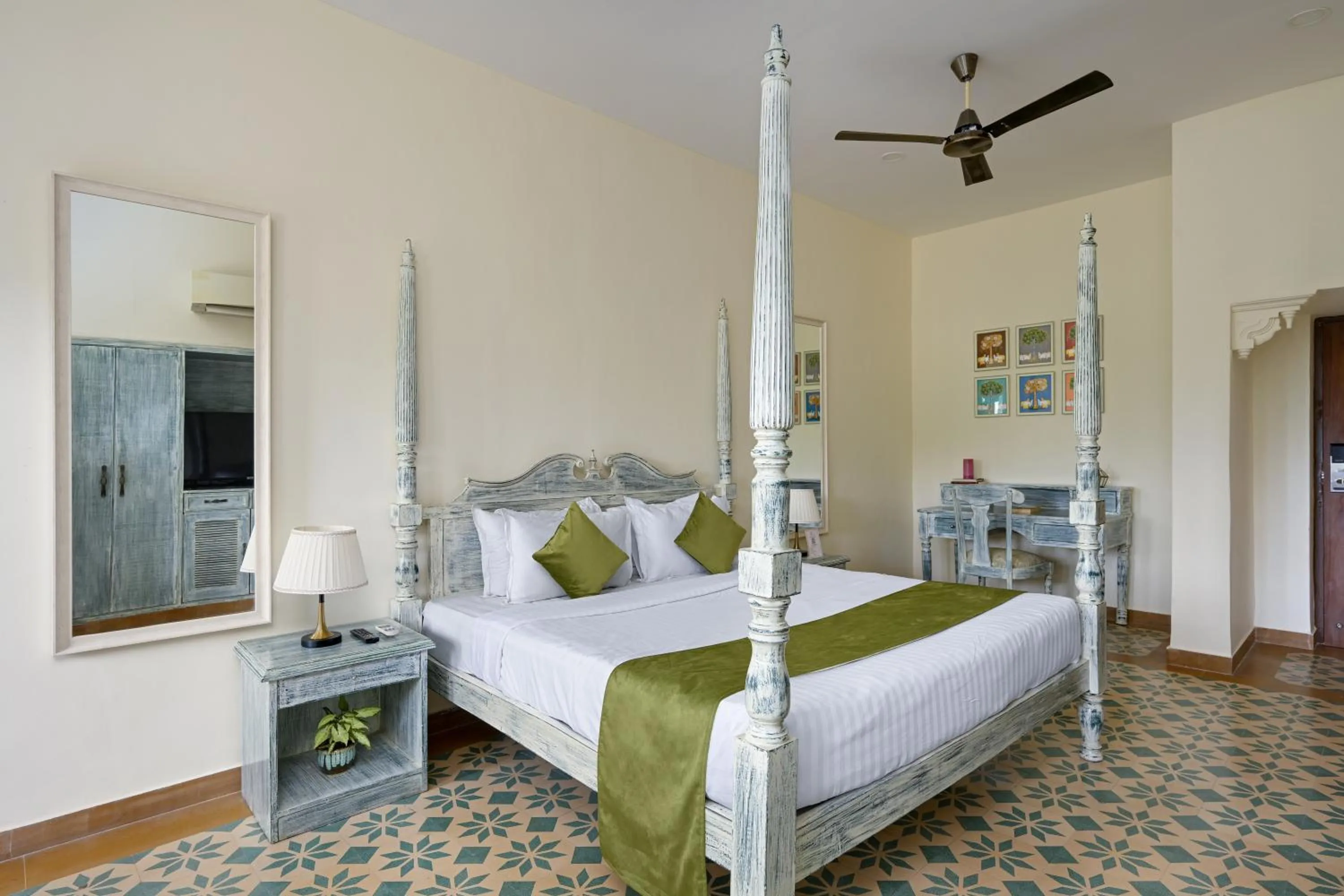 Bedroom, Bed in Swaroop Vilas - Lake Facing Boutique Hotel