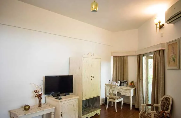 Swaroop Vilas - Lake Facing Boutique Hotel