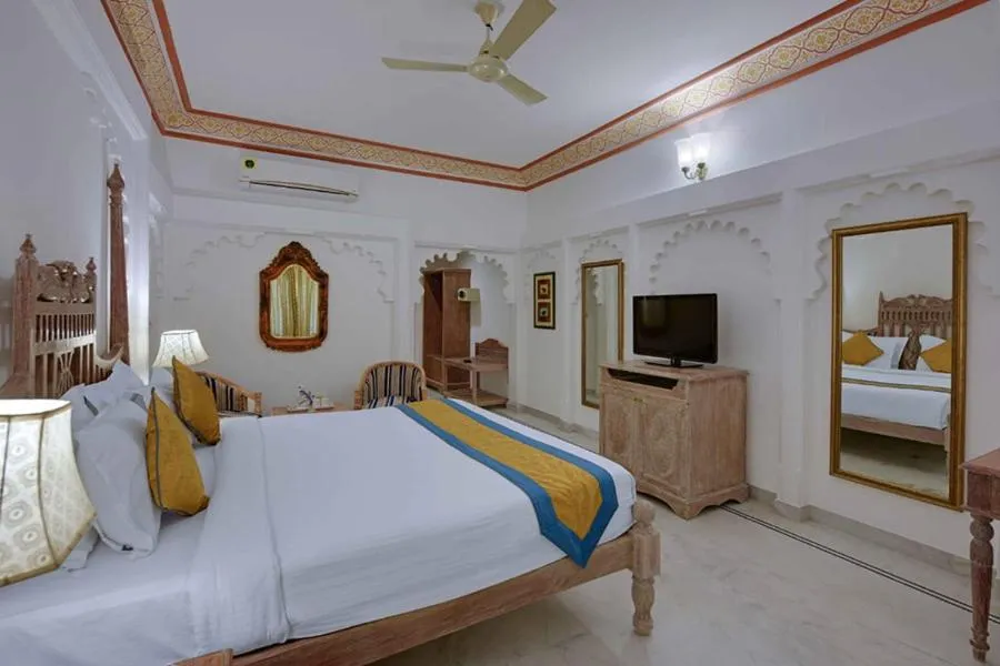 Bedroom, Bed in Swaroop Vilas - Lake Facing Boutique Hotel