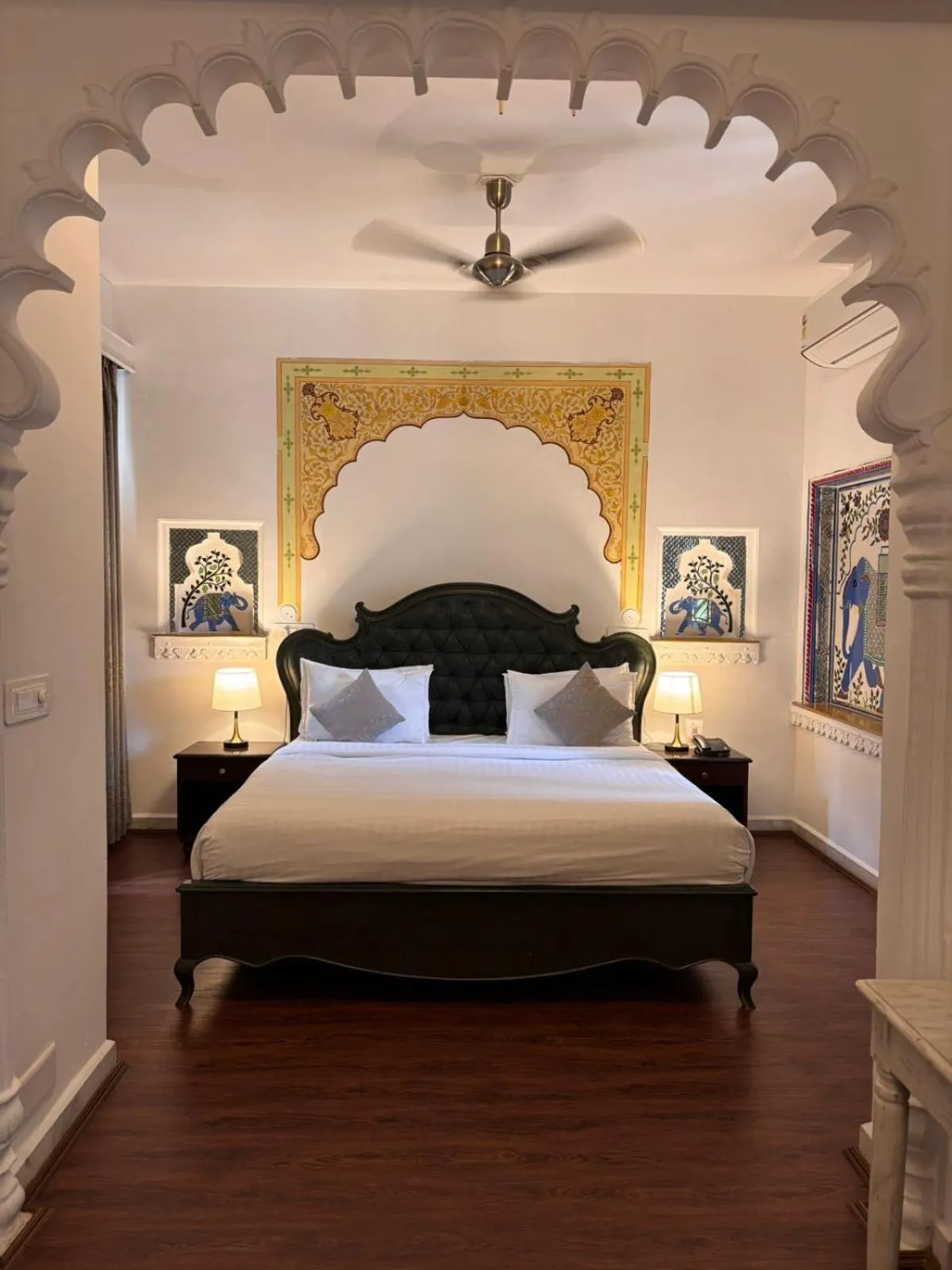 Bed in Swaroop Vilas - Lake Facing Boutique Hotel