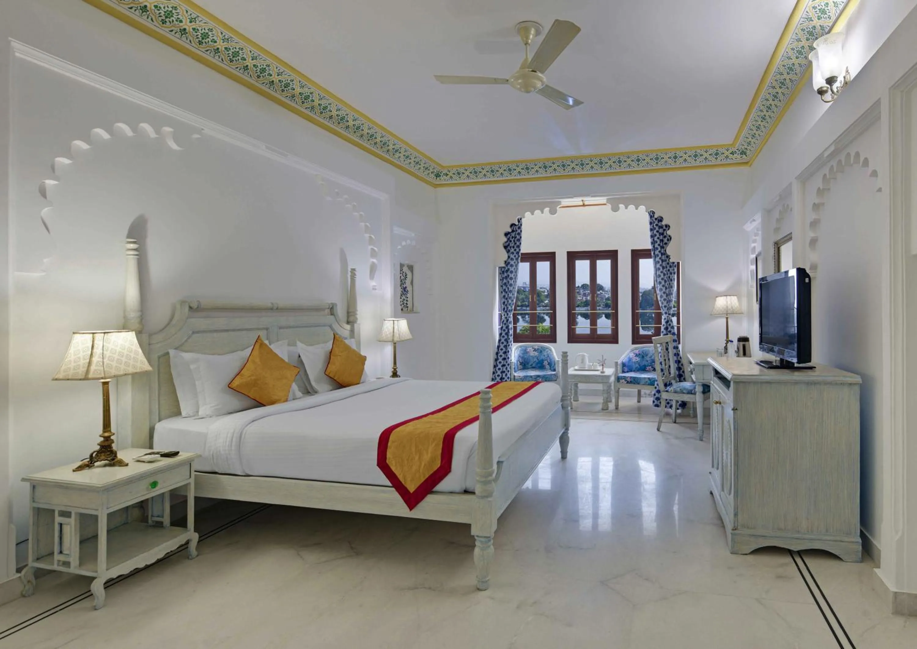 Bed in Swaroop Vilas - Lake Facing Boutique Hotel