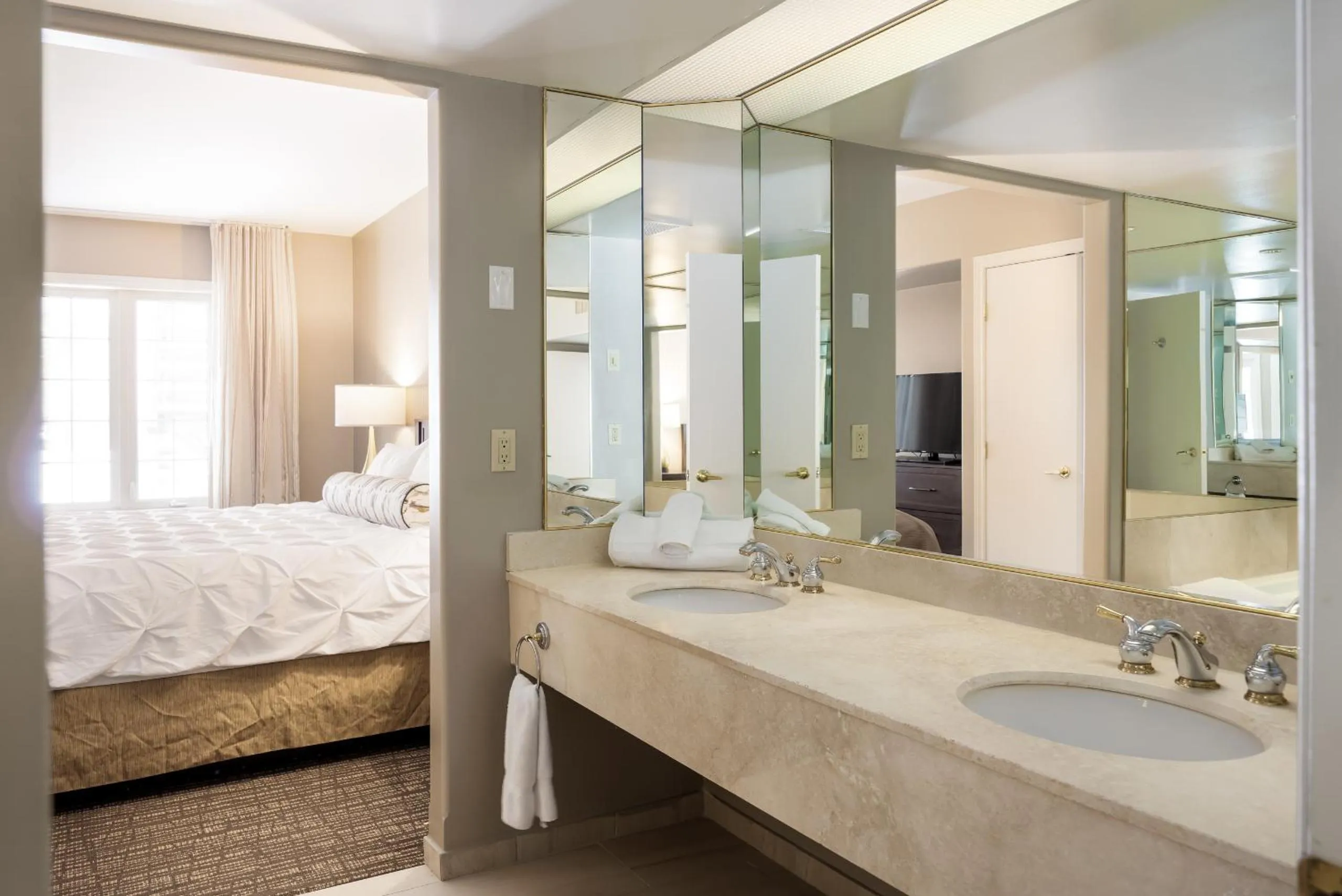 Bed in Horseshoe Valley Suites - The Glade