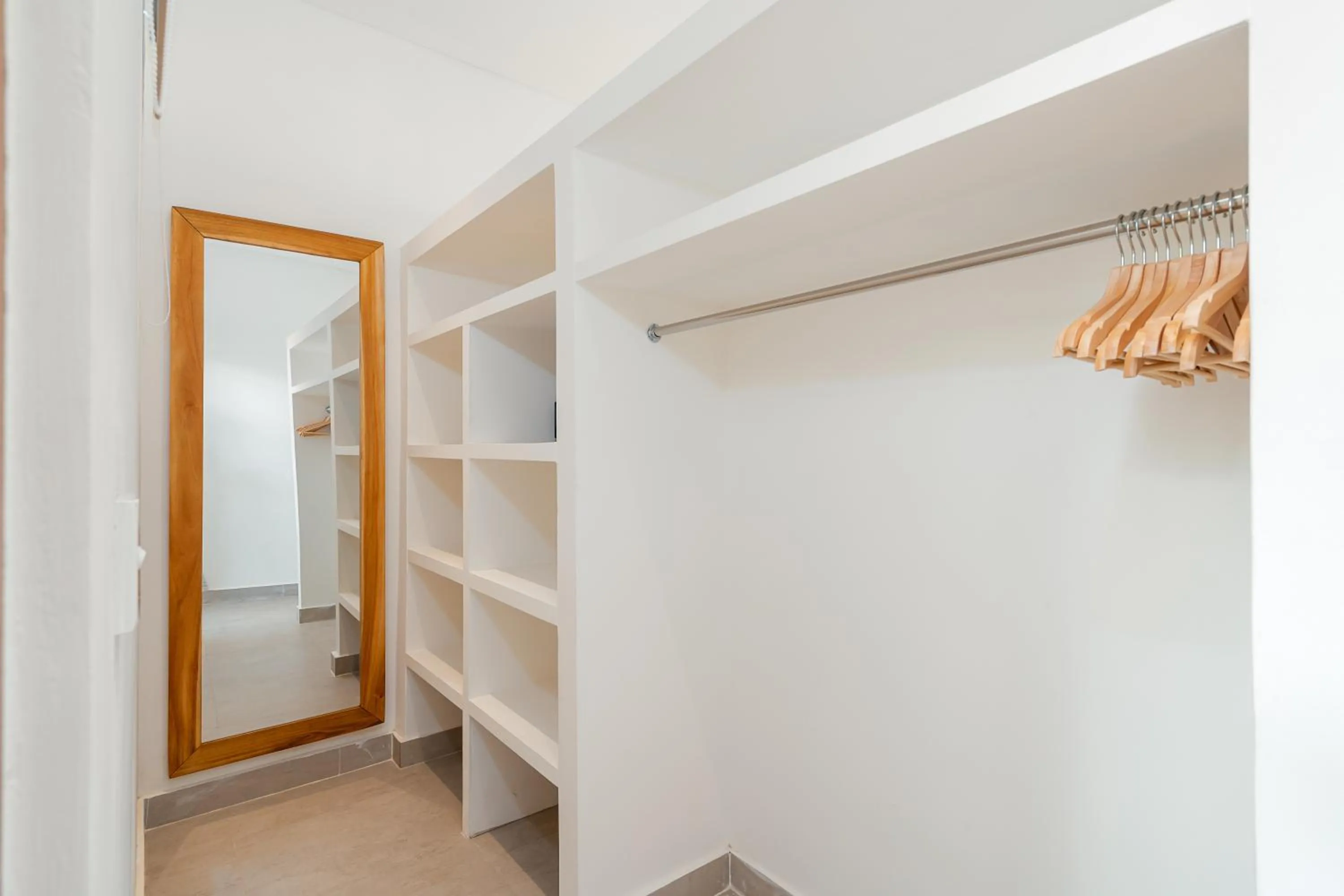 Villa Mayasa, 4-bedroom private luxury villa with Rooftop in Seseh Beach