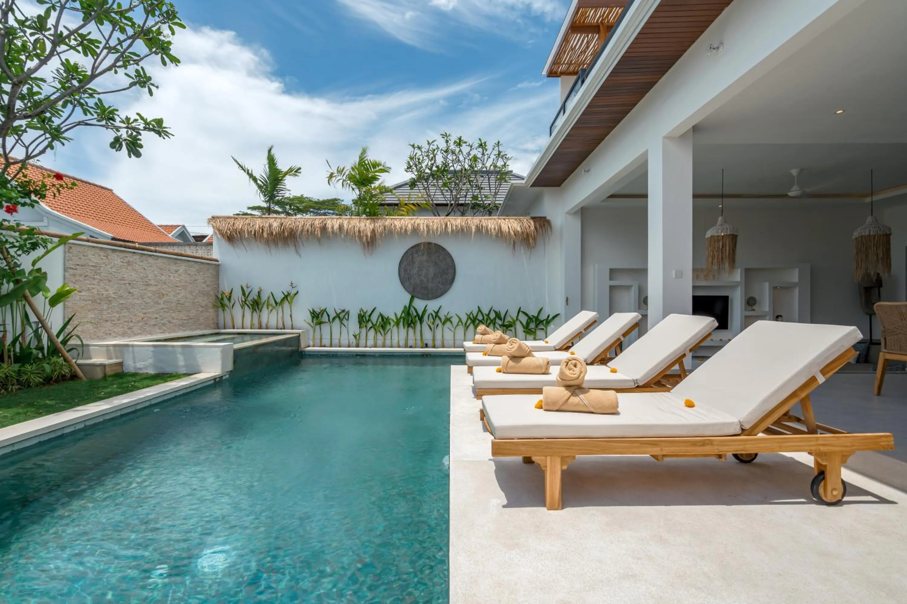 Villa Mayasa, 4-bedroom private luxury villa with Rooftop in Seseh Beach