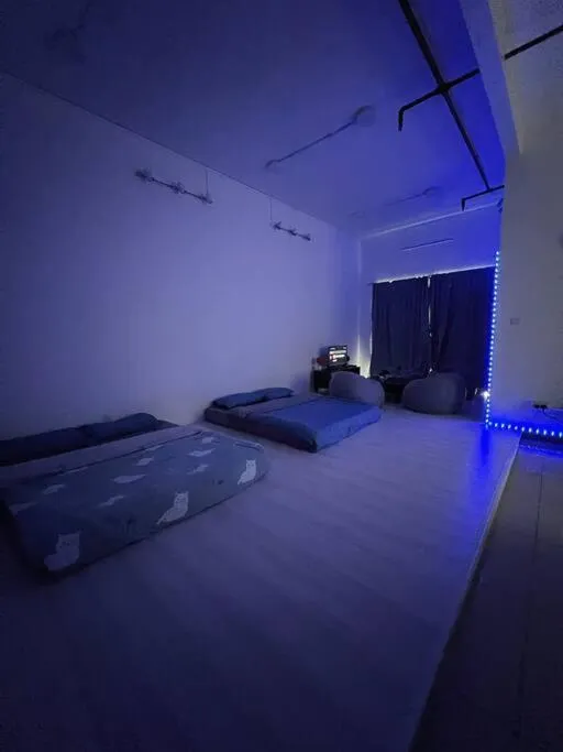 Bed in A1501 manhattan Austin 3Queen BED Netflix By STAY